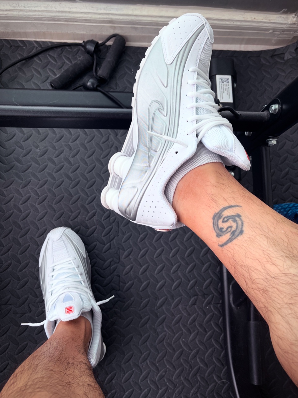 (W) Nike Shox R4 White Metallic Silver 착용 스타일 - 1