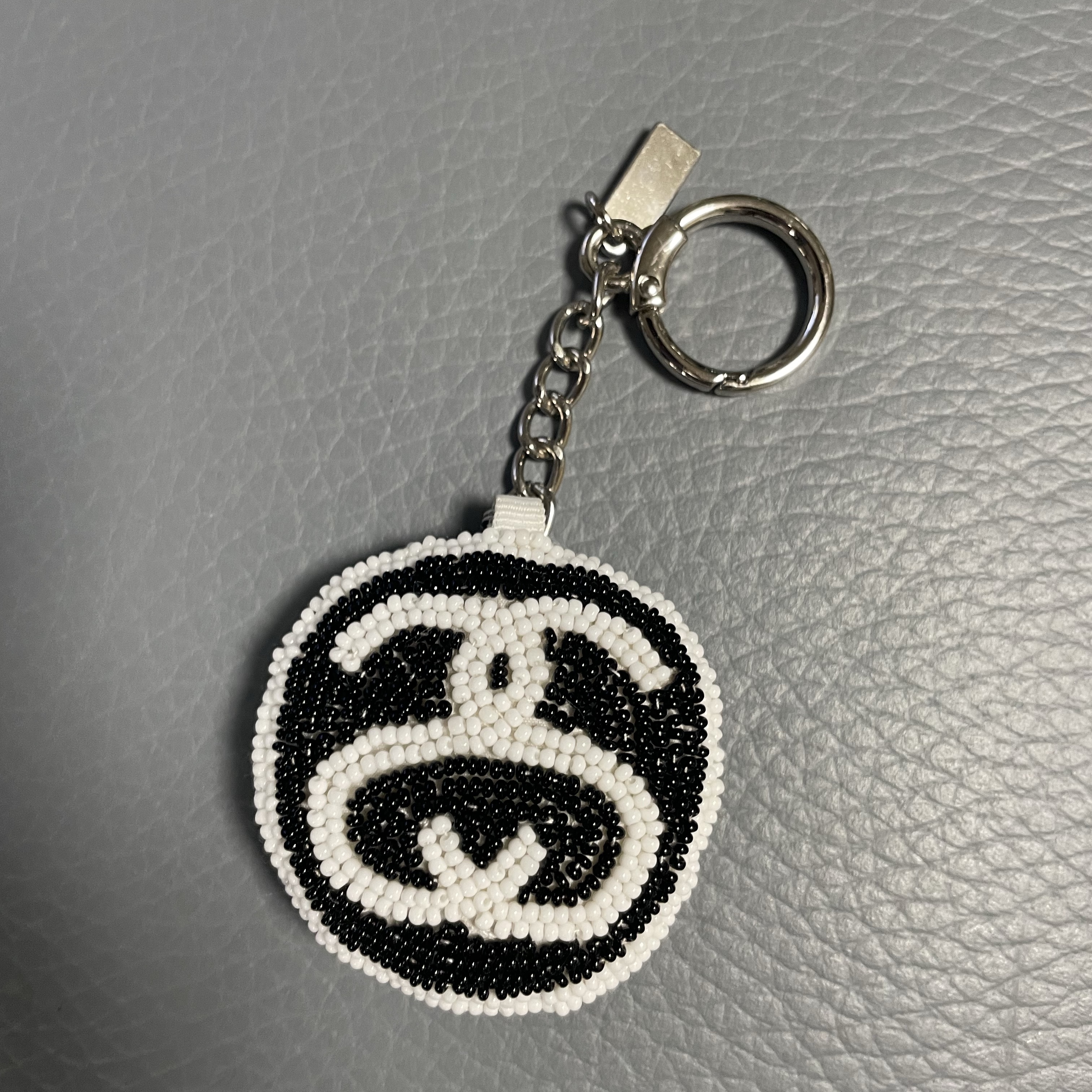 Stussy SS Link Beaded Ball Keychain Black, Stussy 8 Ball Keychain Black 착용 스타일 - 3