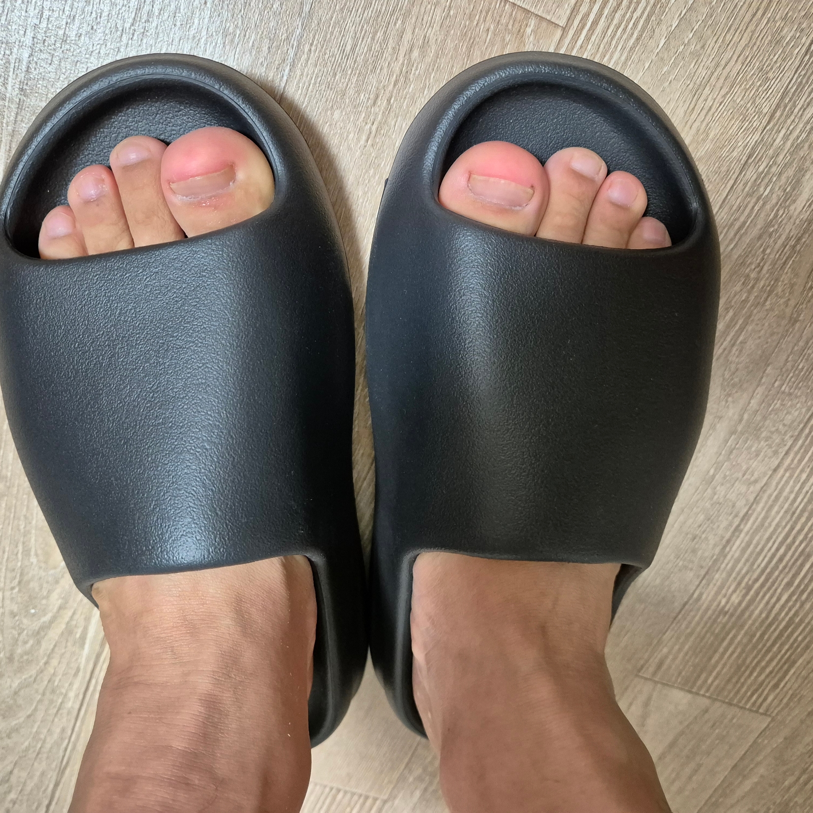 Adidas Yeezy Slide Onyx 착용 스타일