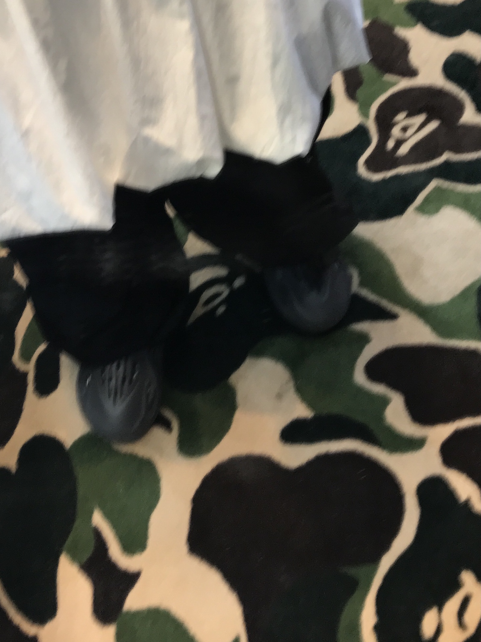 BAPE Baby Milo Plush Backpack Green, Adidas Yeezy Foam RNNR Onyx 착용 스타일 - 3
