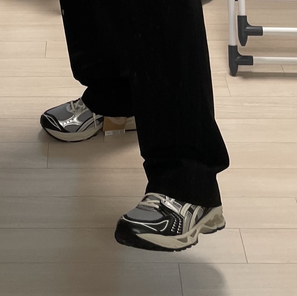 Asics Gel-Kayano 14 Black Glacier Grey 착용 스타일
