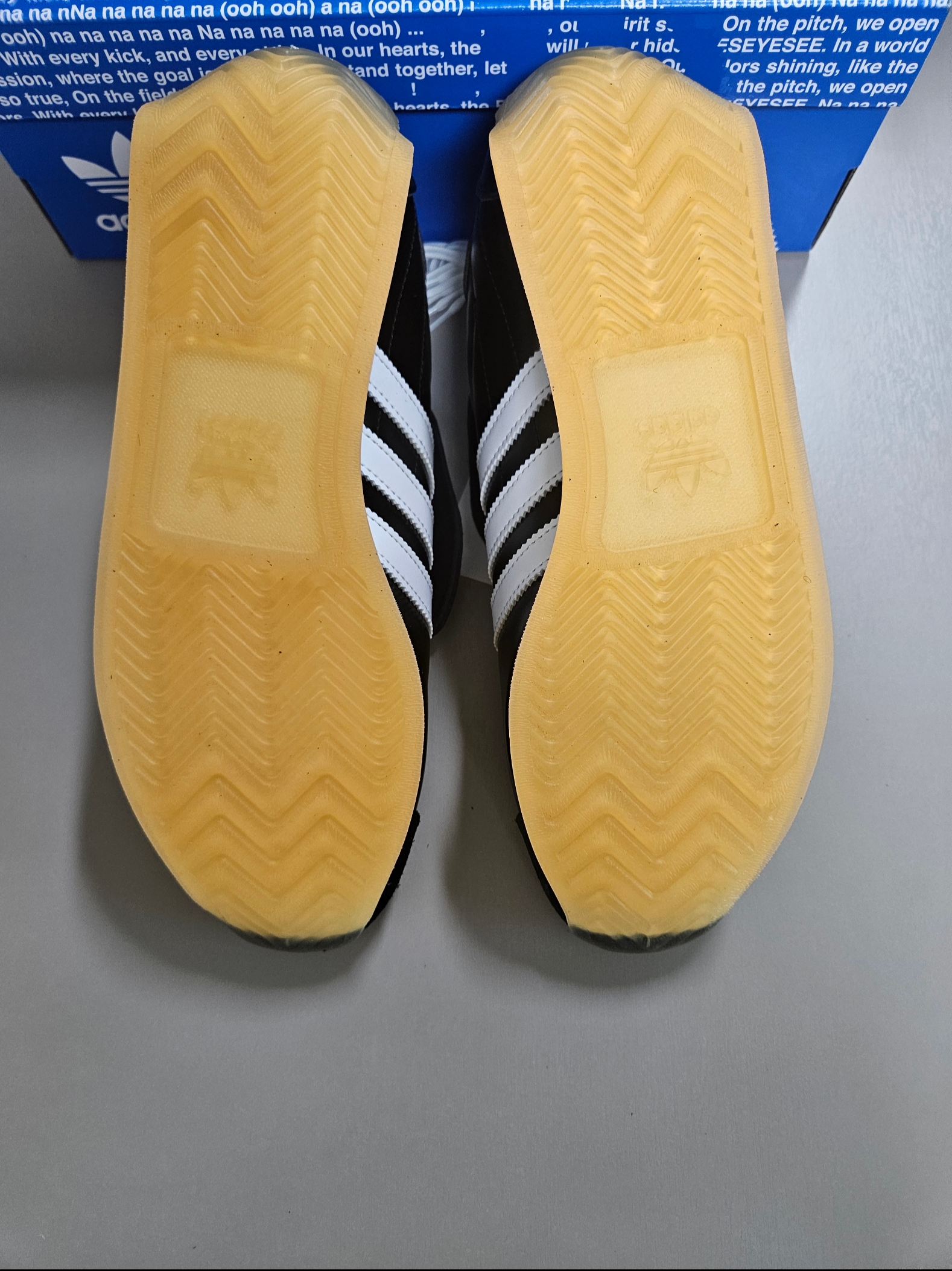 Adidas x Yeseyesee Country OG Core Black Cloud White 착용 스타일 - 3