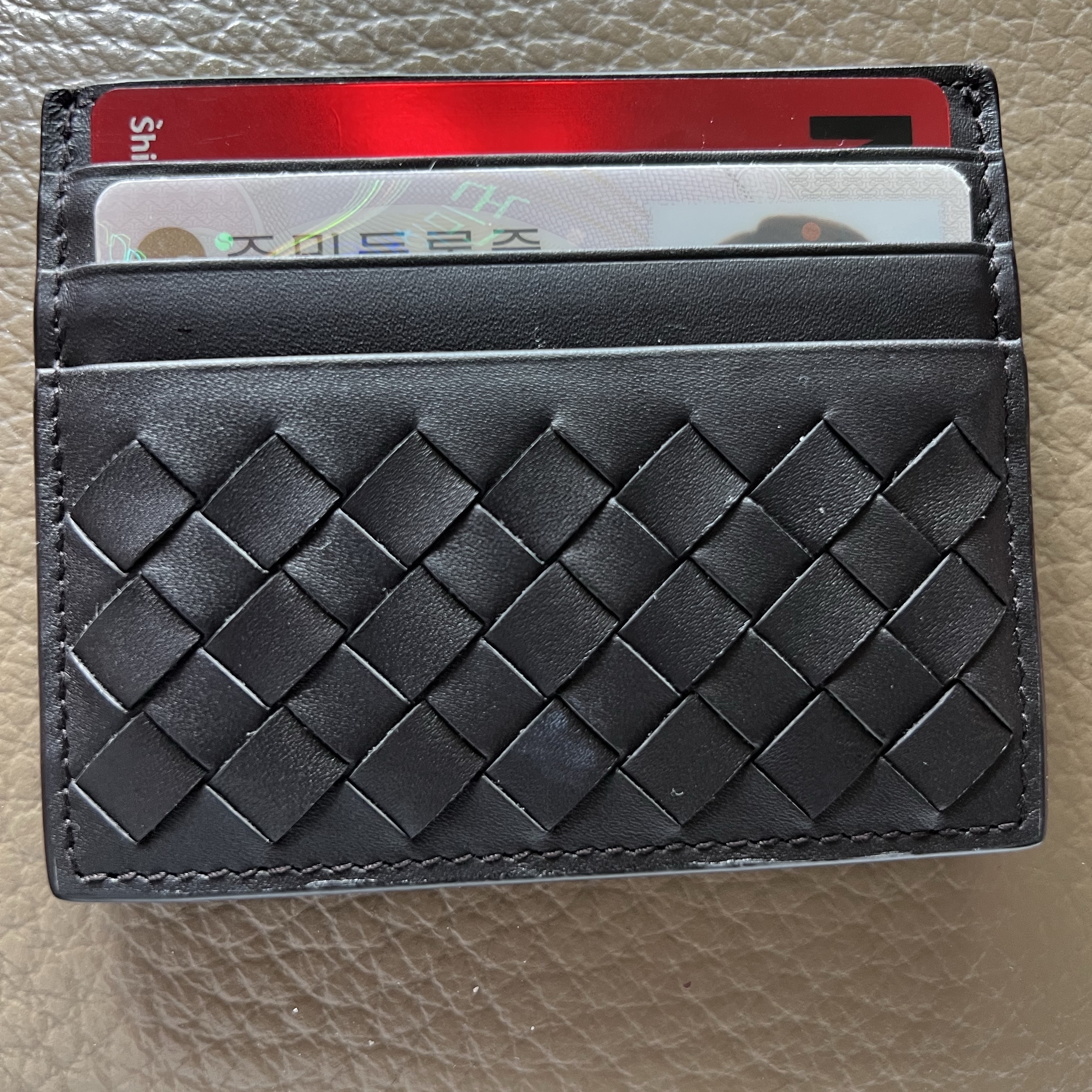 Bottega Veneta Credit Card Case Brown 착용 스타일