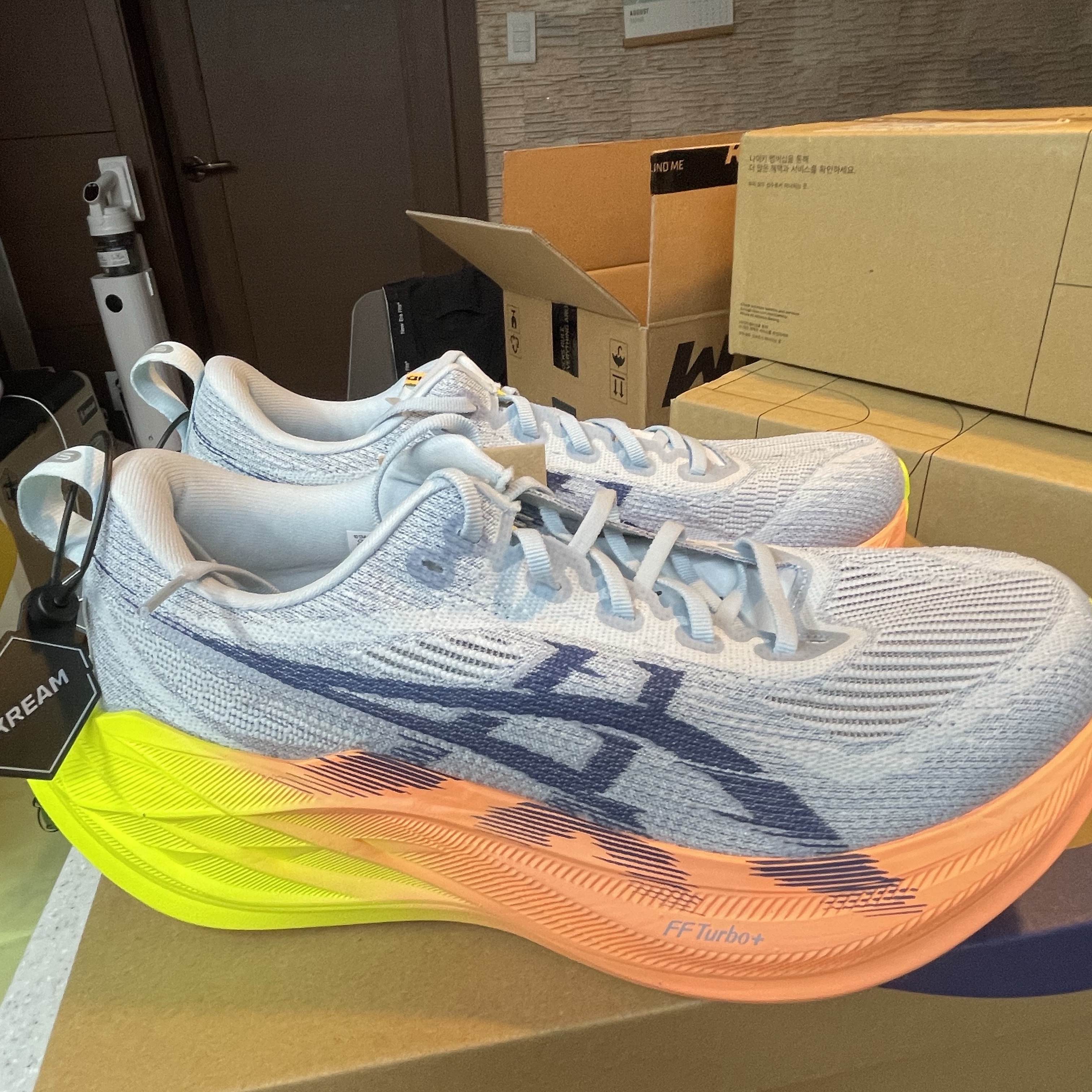 Asics Superblast 2 Paris Cool Grey Safety Yellow 착용 스타일 - 2