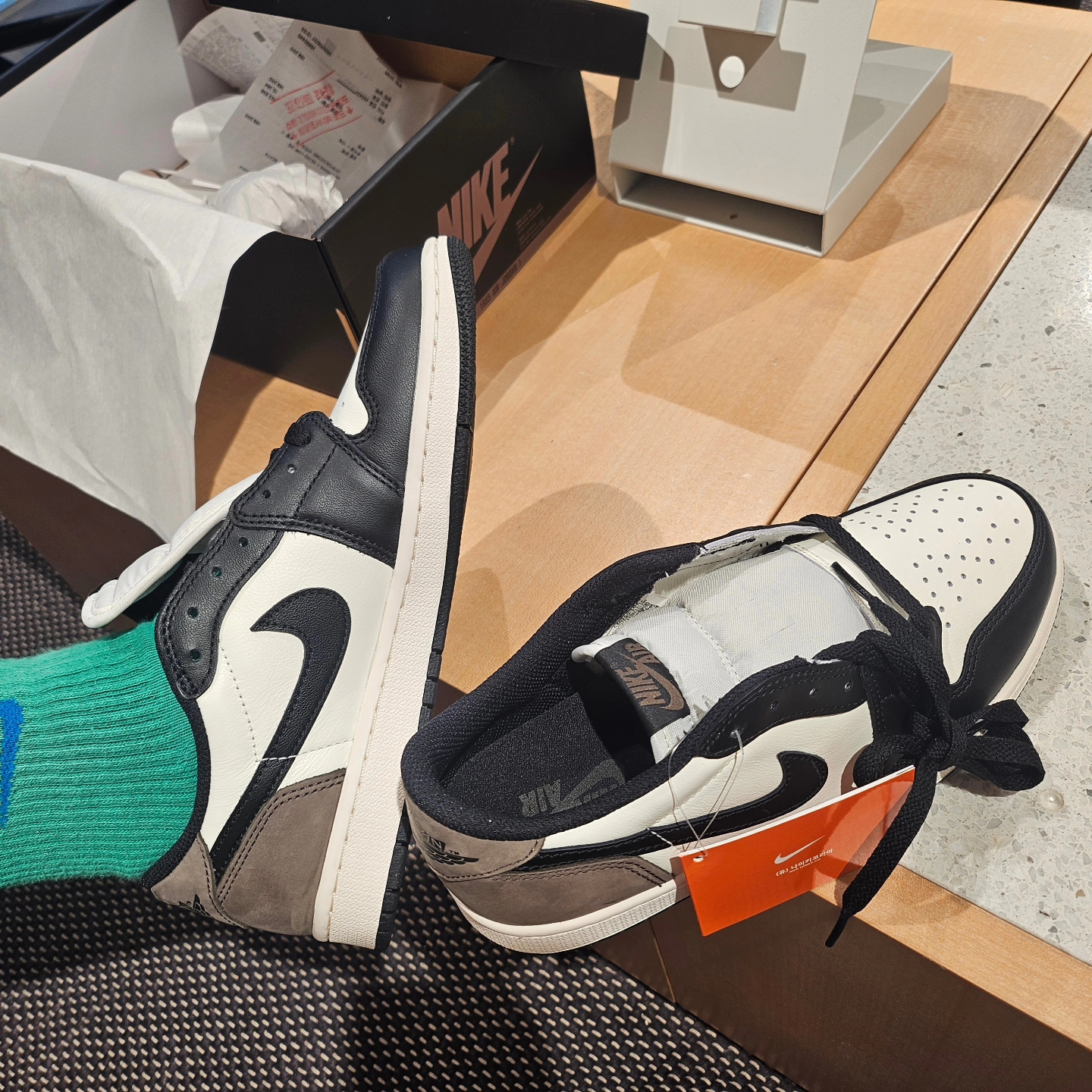 Jordan 1 Retro Low OG Mocha 착용 스타일 - 1
