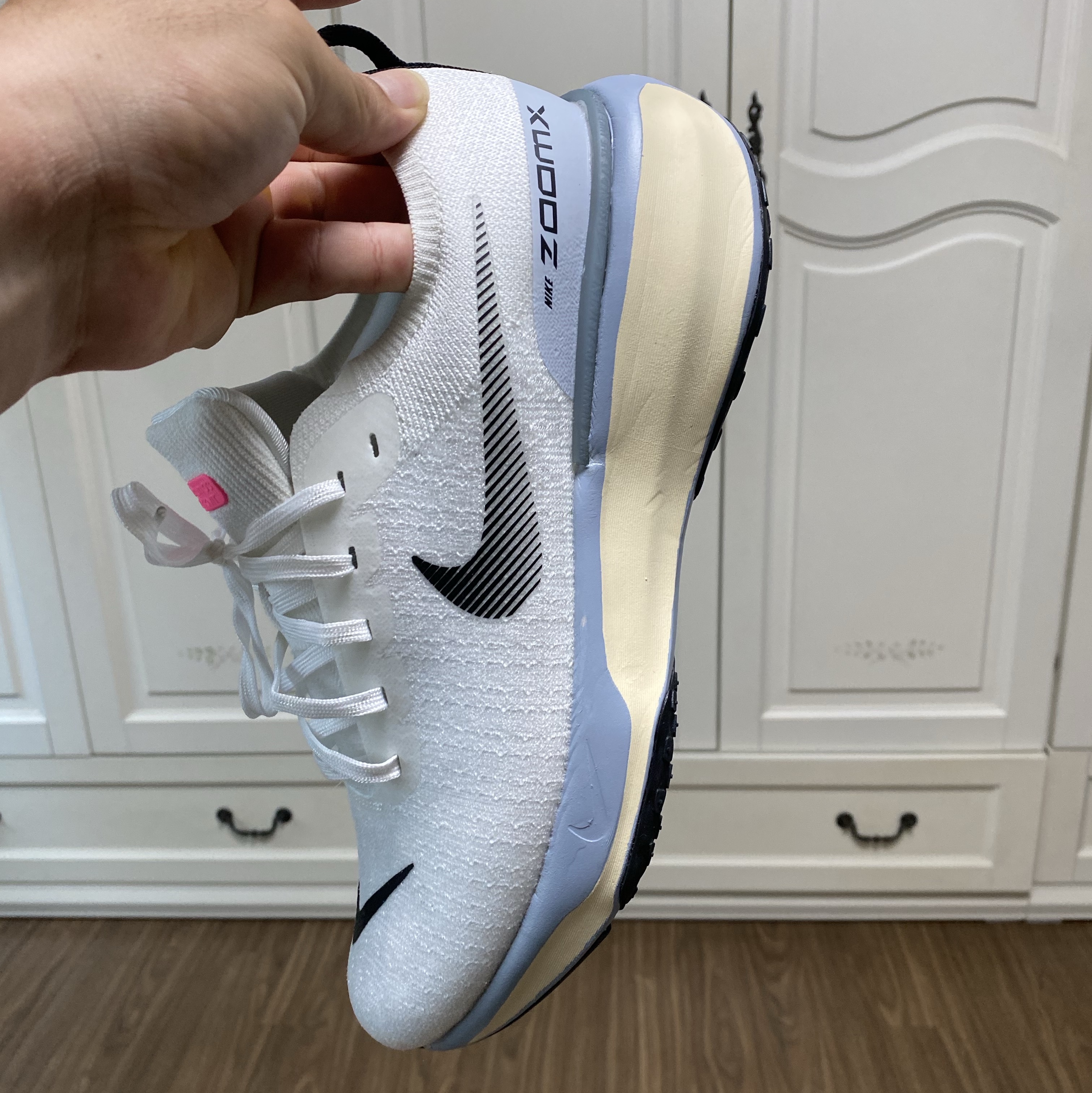 Nike ZoomX Invincible Run Flyknit 3 White Cobalt Bliss 착용 스타일 - 2