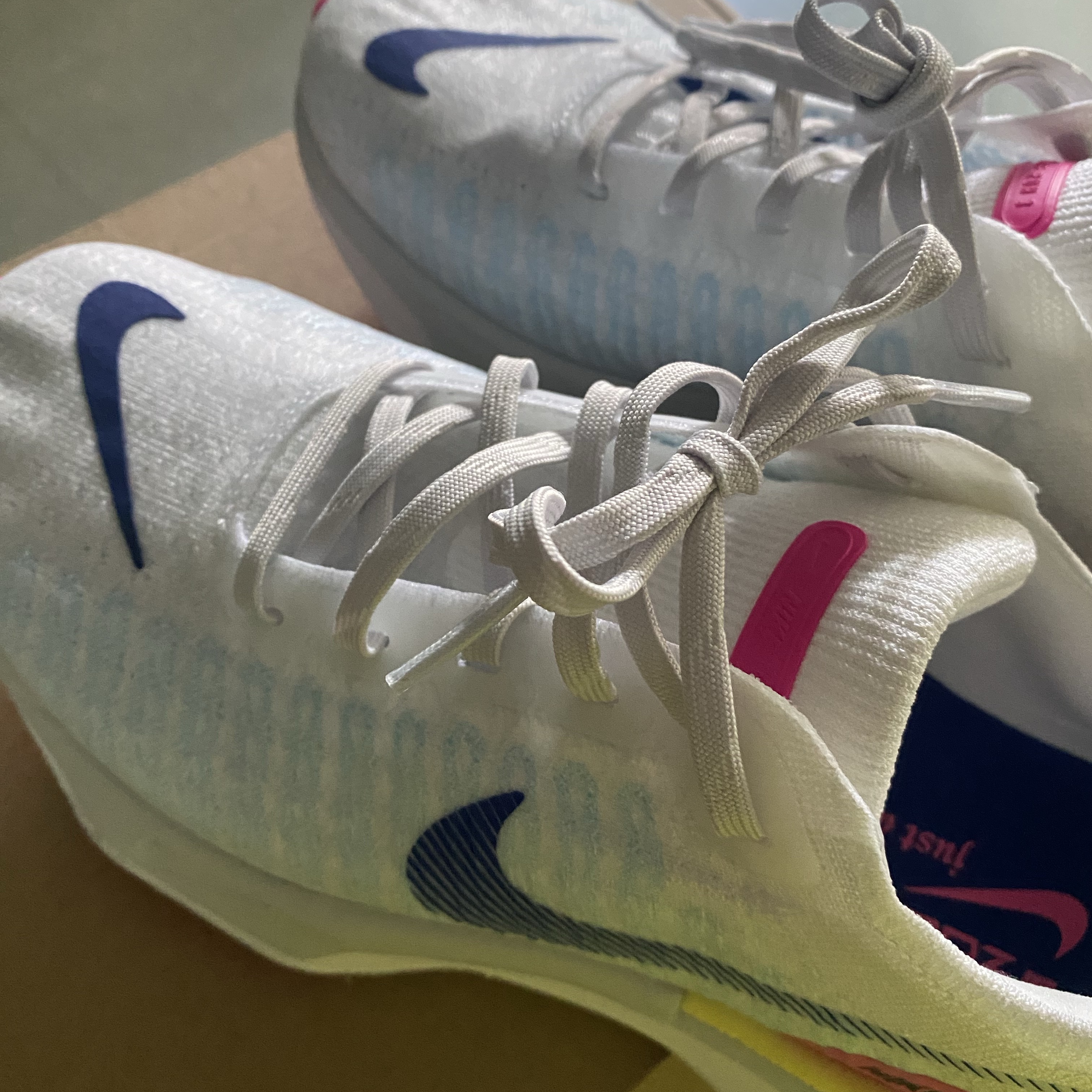 Nike ZoomX Invincible Run Flyknit 3 Fierce Pink Deep Royal Blue 착용 스타일