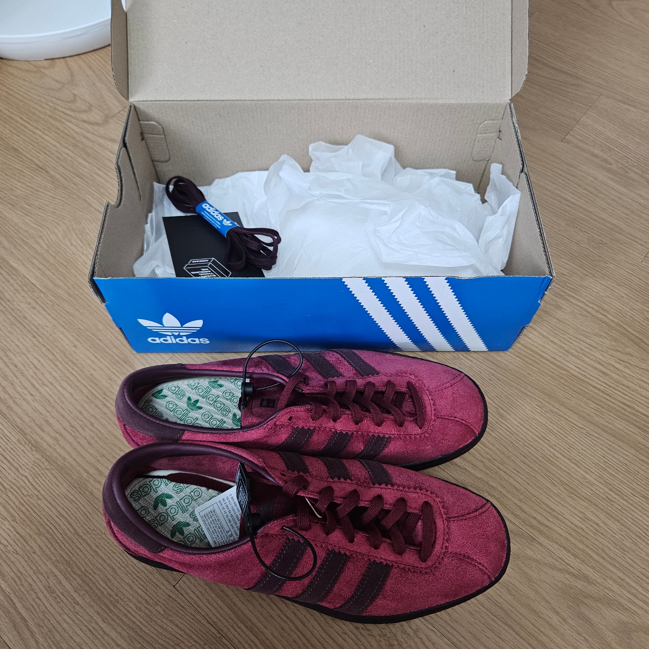 Adidas Tobacco Gruen Collegiate Burgundy 착용 스타일 - 2