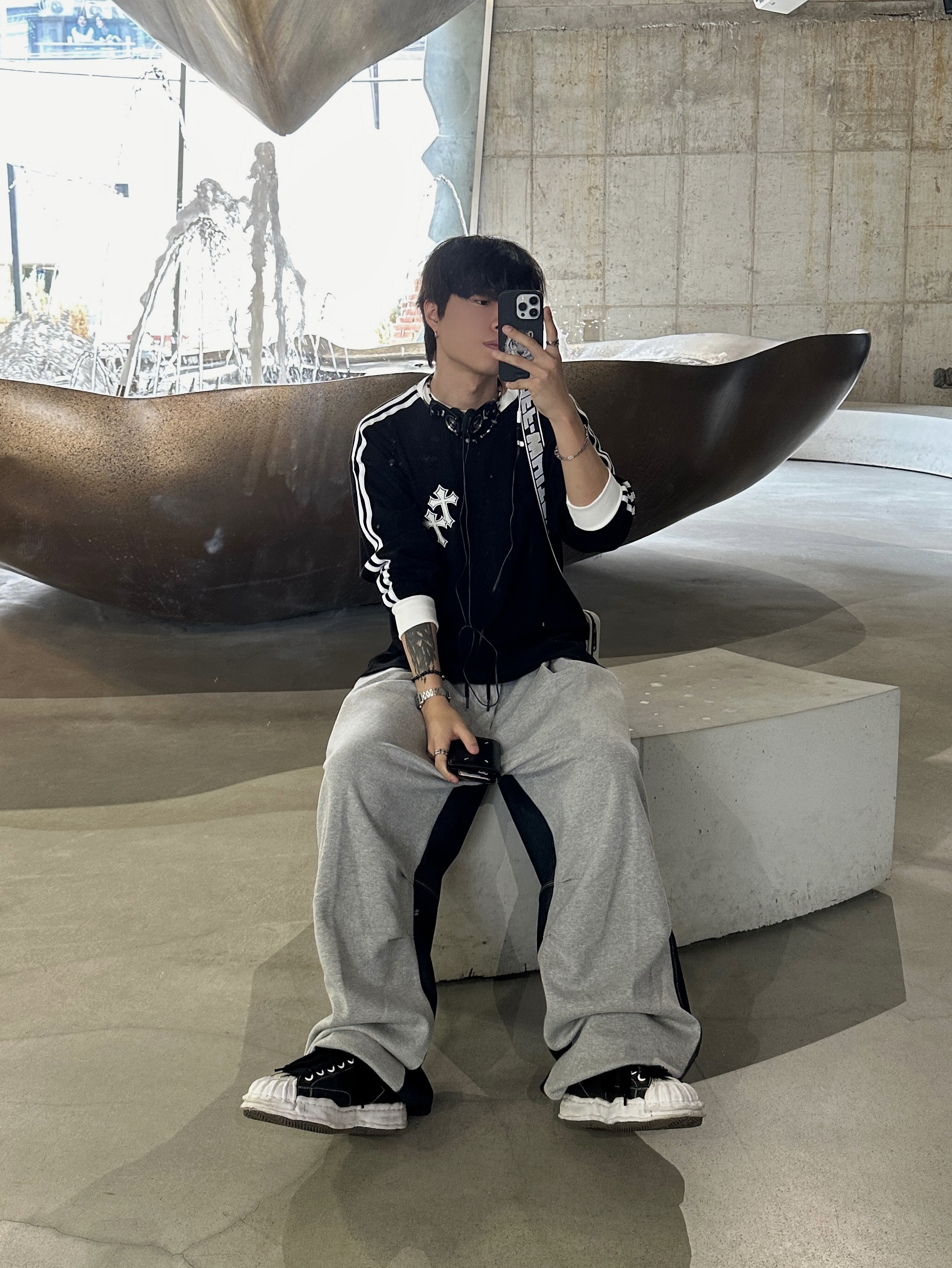 Maison Mihara Yasuhiro Blakey OG STC Sole Paper Like Leather Low-top Sneakers Black 착용 스타일 - 5