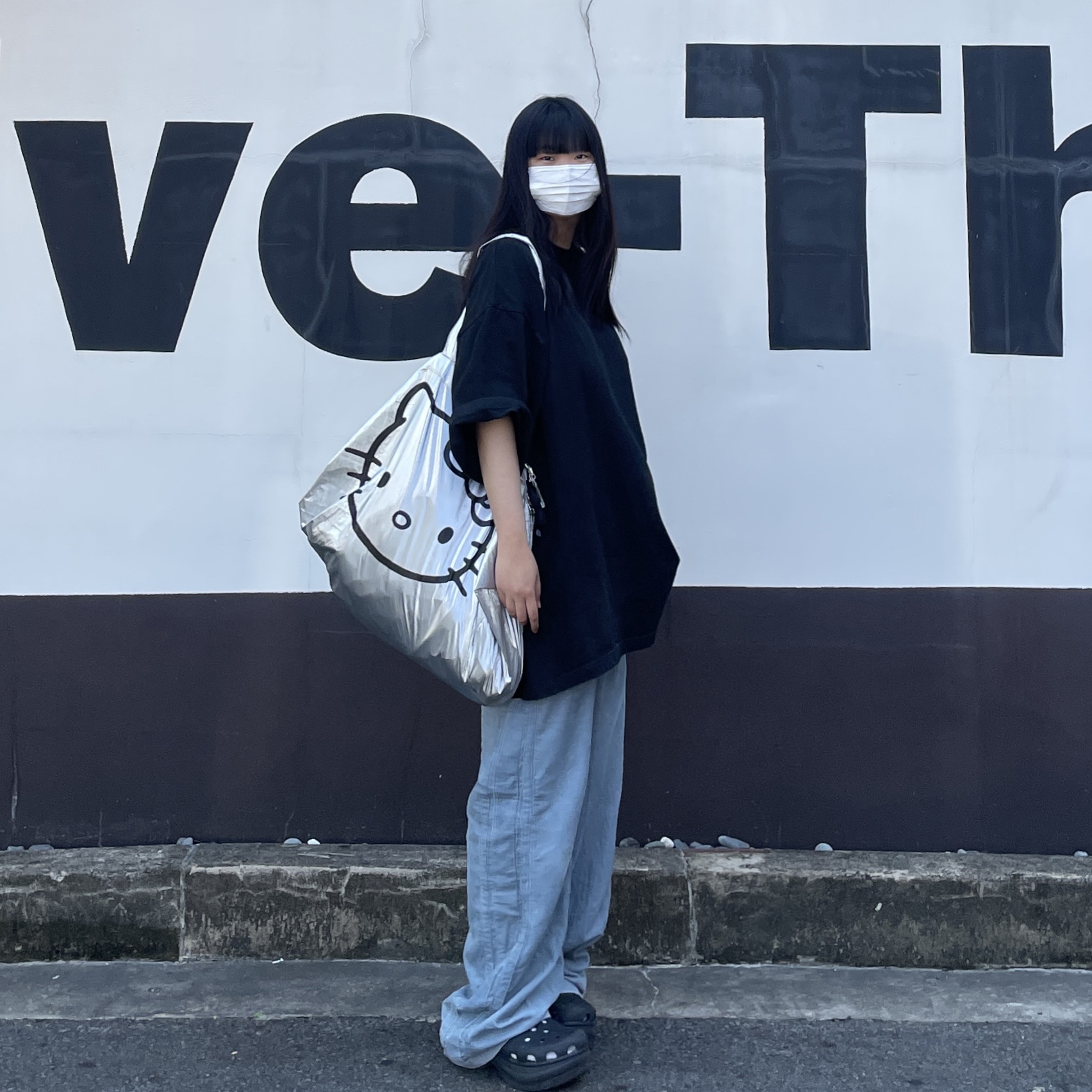 Open Yy x Hello Kitty Shopper Tote Bag Silver, (W) Crocs Classic Platform Clog Black 착용 스타일 - 3