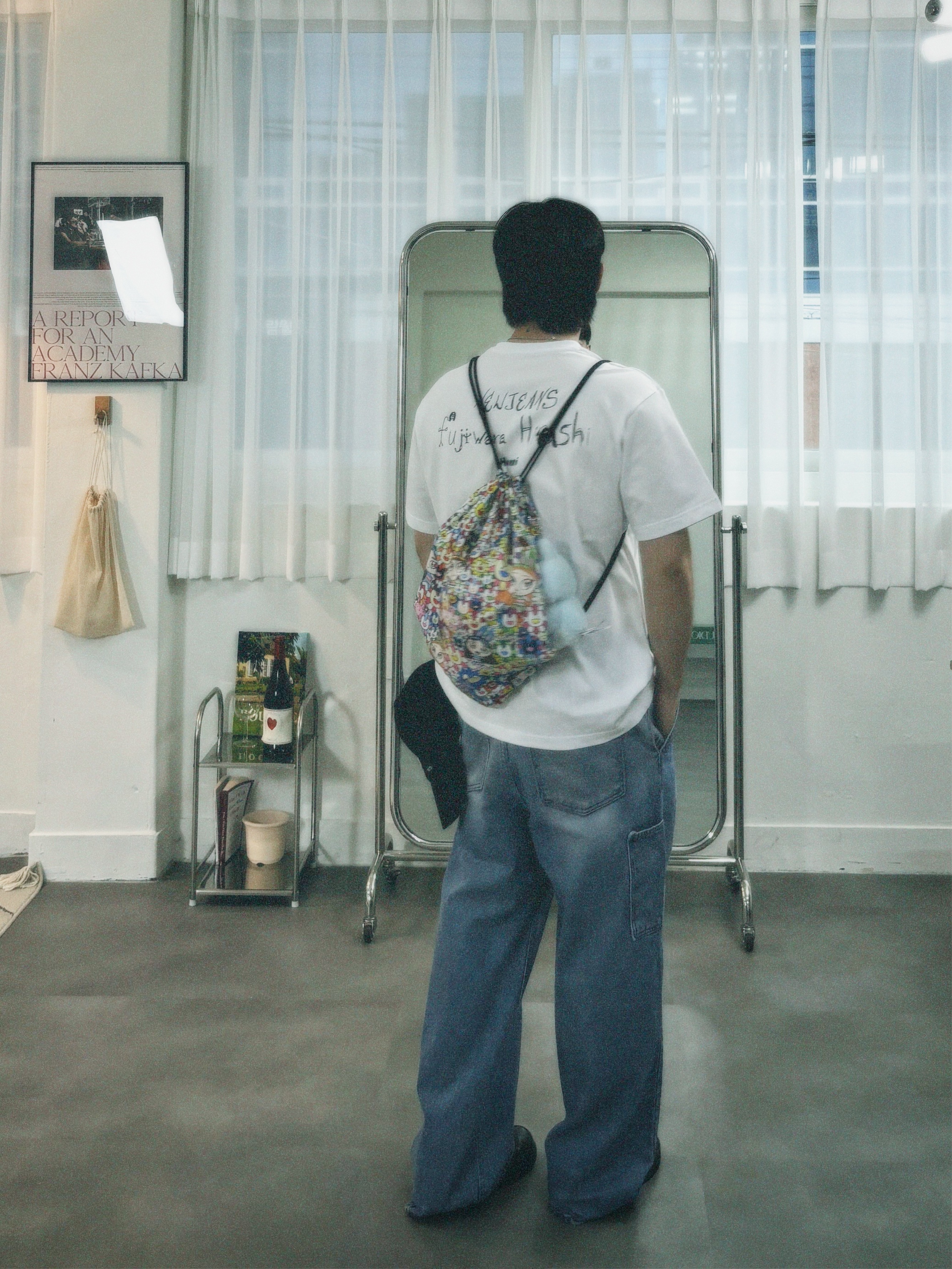 NewJeans x Hiroshi Fujiwara Coller T-Shirt White Ver. 4, NewJeans Supernatural NJ x Murakami Drawstring Bag Ver. 착용 스타일 - 1