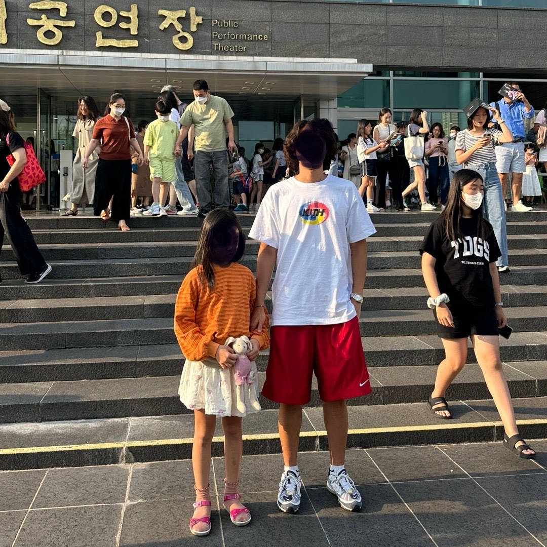 Kith Seoul Spiral Vintage T-Shirt White, Nike Air Max 98 Yellow White Navy 착용 스타일