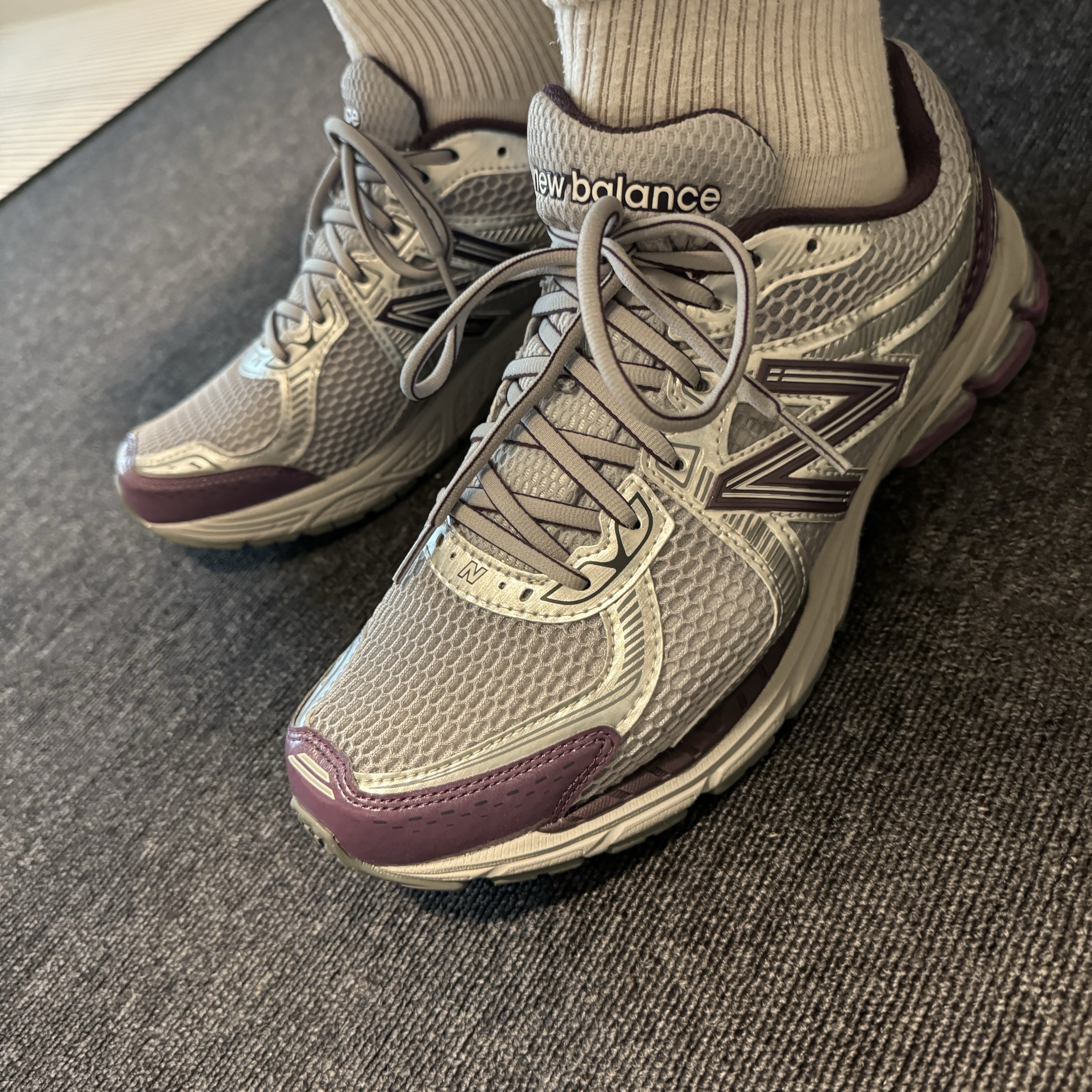 New Balance 860v2 Midnight Violet 착용 스타일