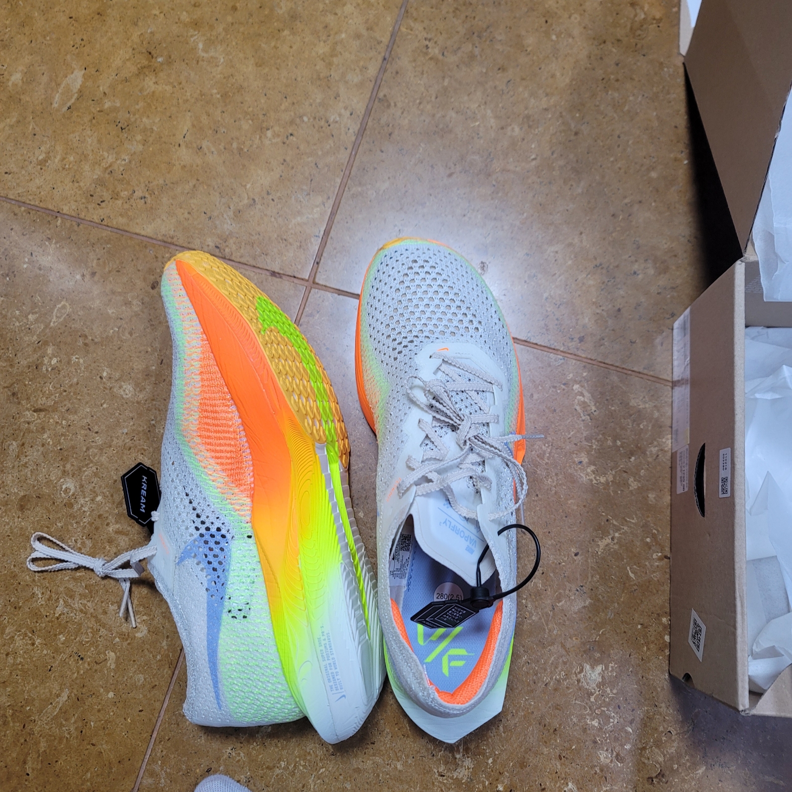 Nike ZoomX Vaporfly Next% 3 Sail Cobalt Bliss Total Orange 착용 스타일