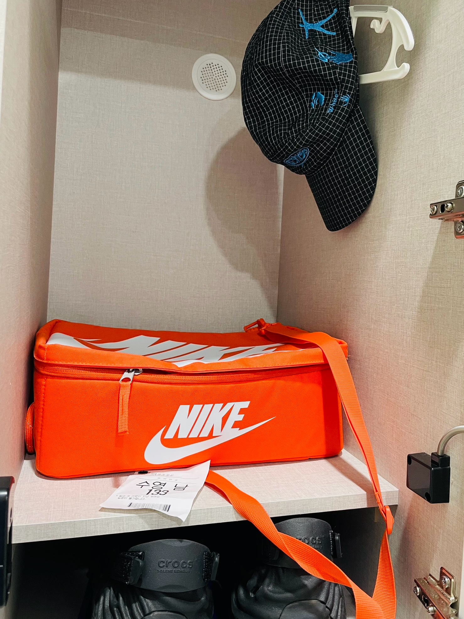 Crocs x Salehe Bembury Pollex Clog Sasquatch, Nike Shoebox Bag 12L Orange White 착용 스타일