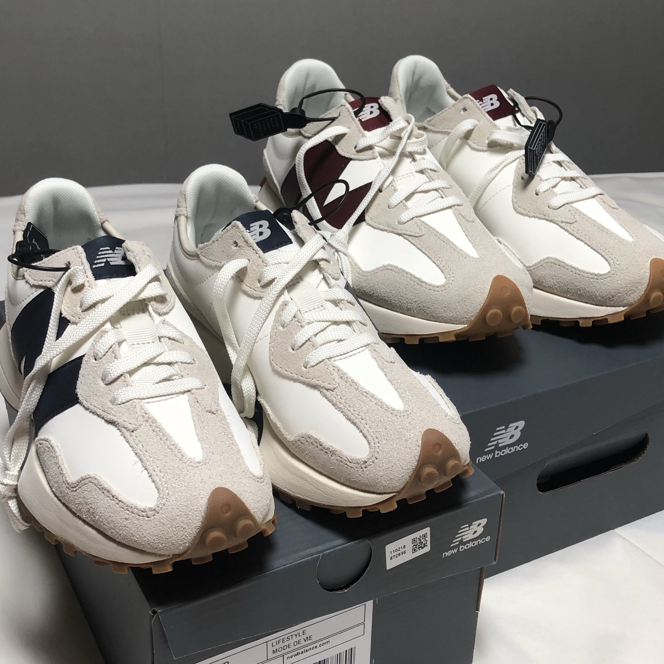 (W) New Balance 327 Burgundy, (W) New Balance 327 Beige Gum 착용 스타일 - 3