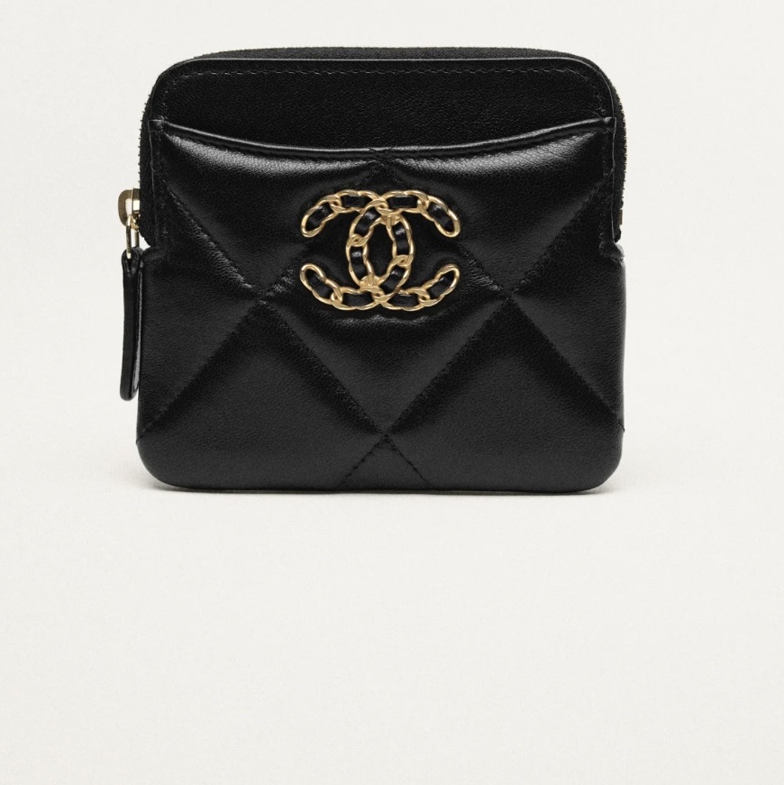 Chanel 19 Zipped Coin Purse Lambskin & Gold Black 착용 스타일 - 2