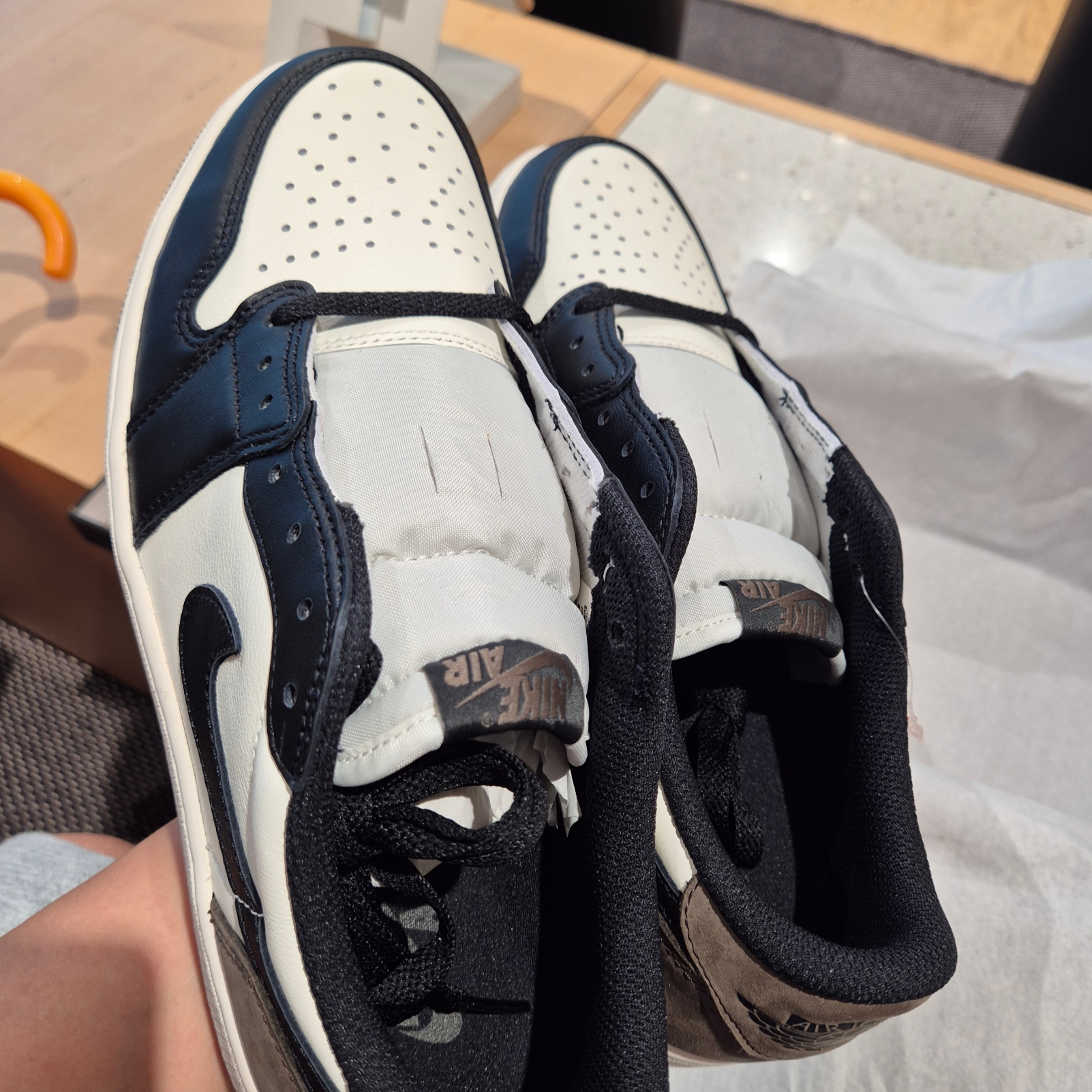 Jordan 1 Retro Low OG Mocha 착용 스타일 - 3