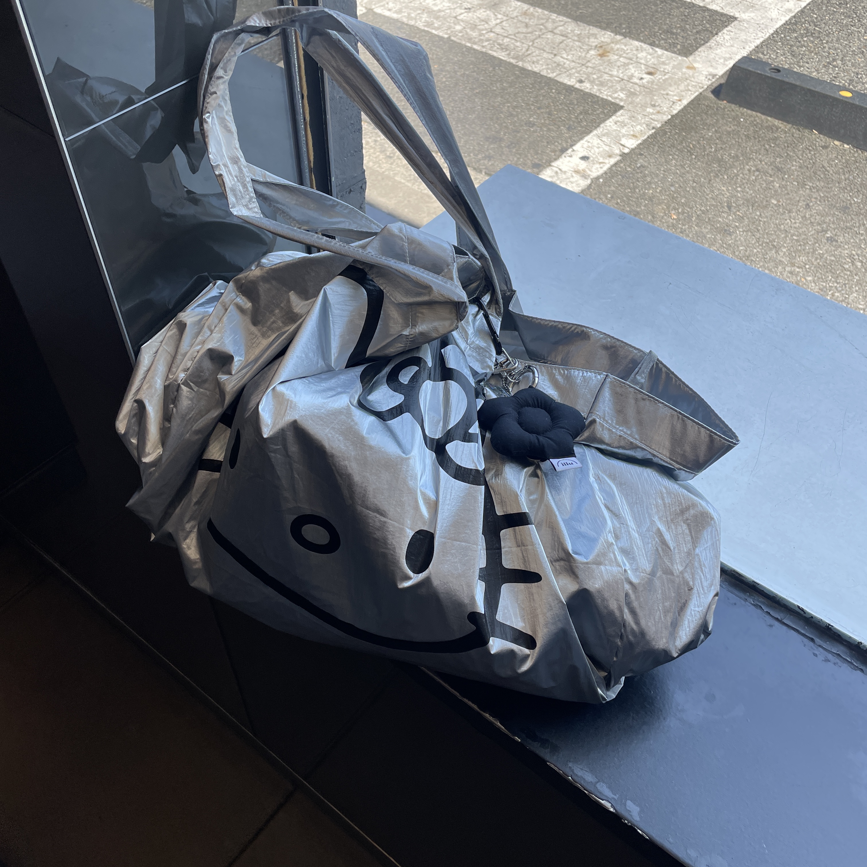 Open Yy x Hello Kitty Shopper Tote Bag Silver, (W) Crocs Classic Platform Clog Black 착용 스타일 - 4
