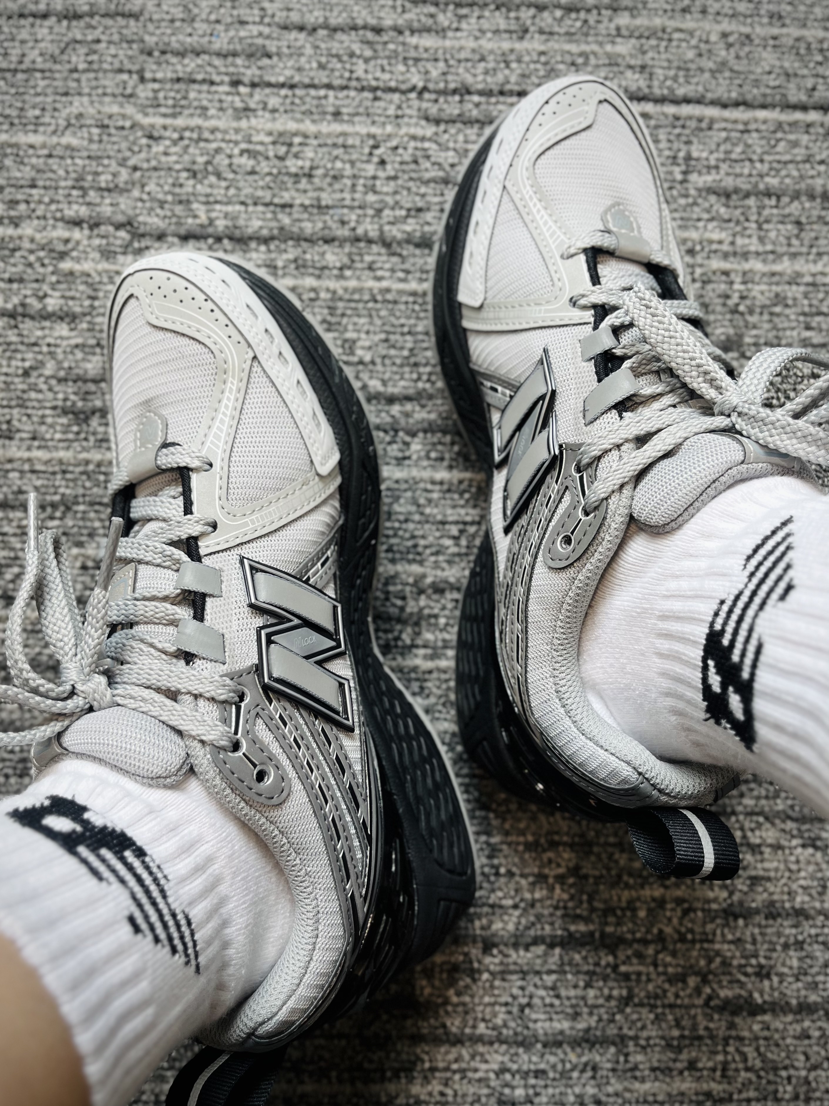New Balance 1906R Grey Black 착용 스타일