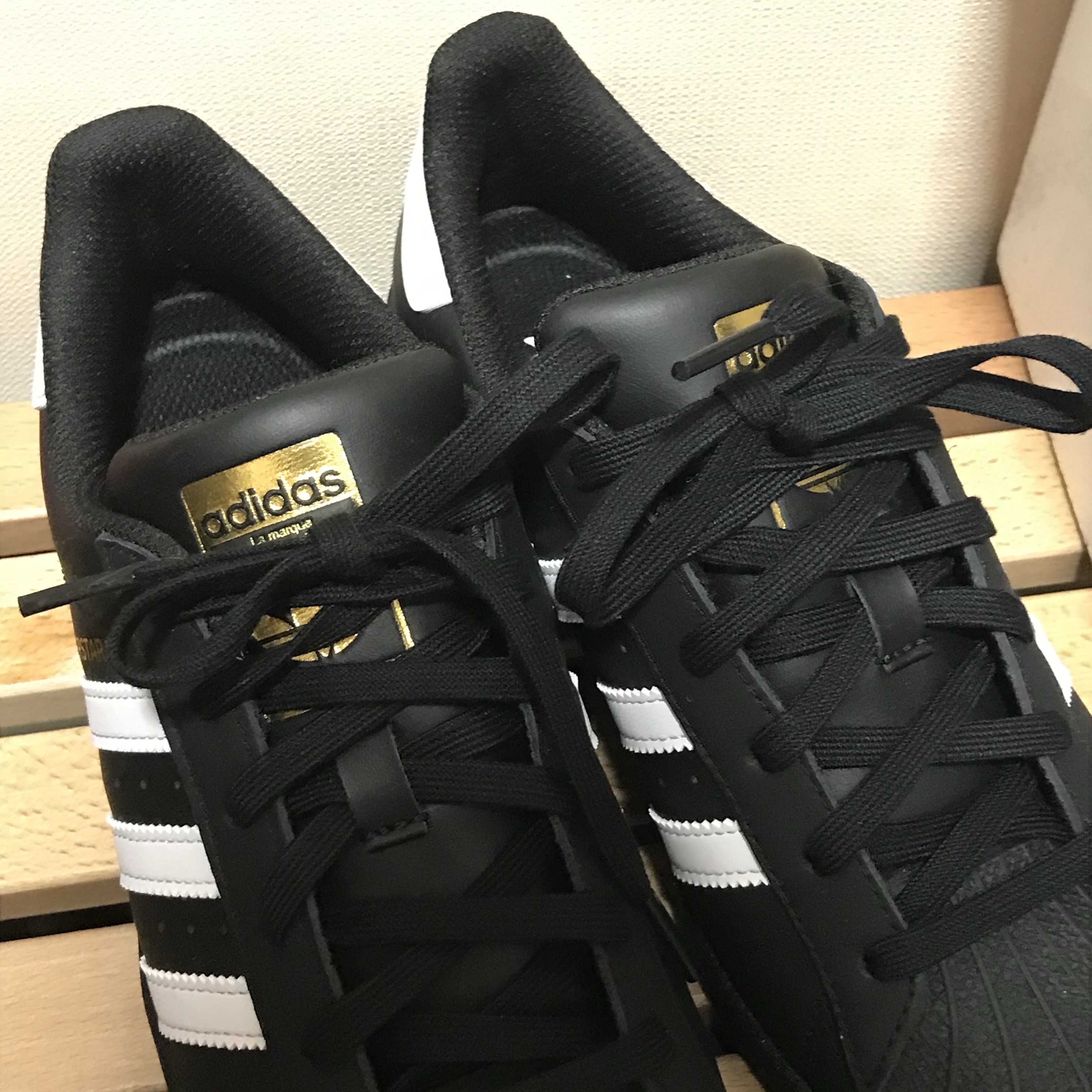 Adidas Superstar Core Black White 착용 스타일