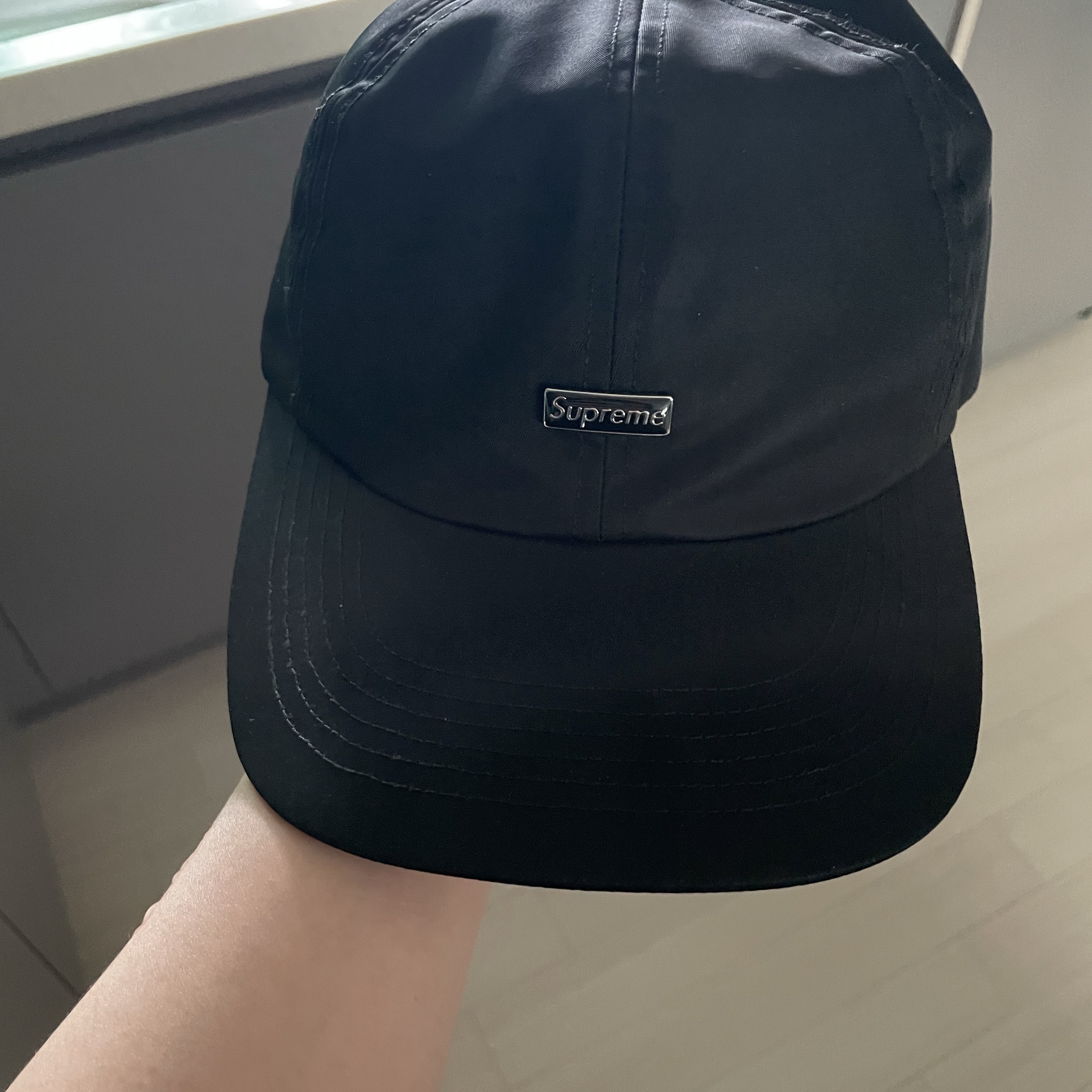 Supreme Enamel Logo 6-Panel Black - 23FW 착용 스타일