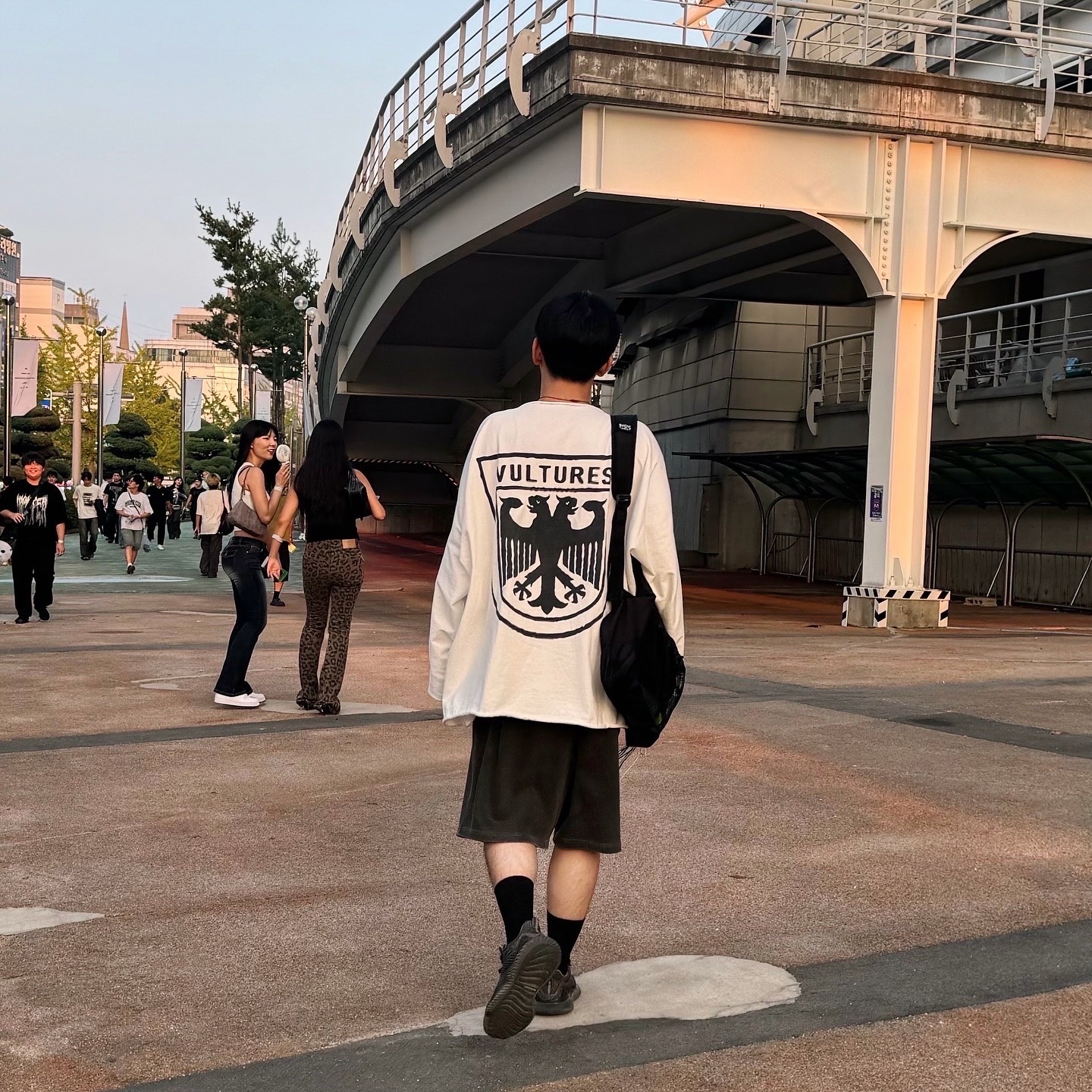 Yeezy Vultures Long Sleeve T-Shirt White, Adidas Alphabounce Beyond Core Black Grey Three 착용 스타일 - 2