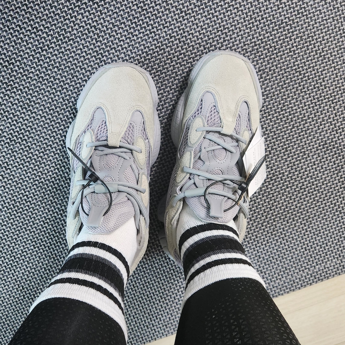 Adidas Yeezy 500 Stone Salt 착용 스타일 - 2