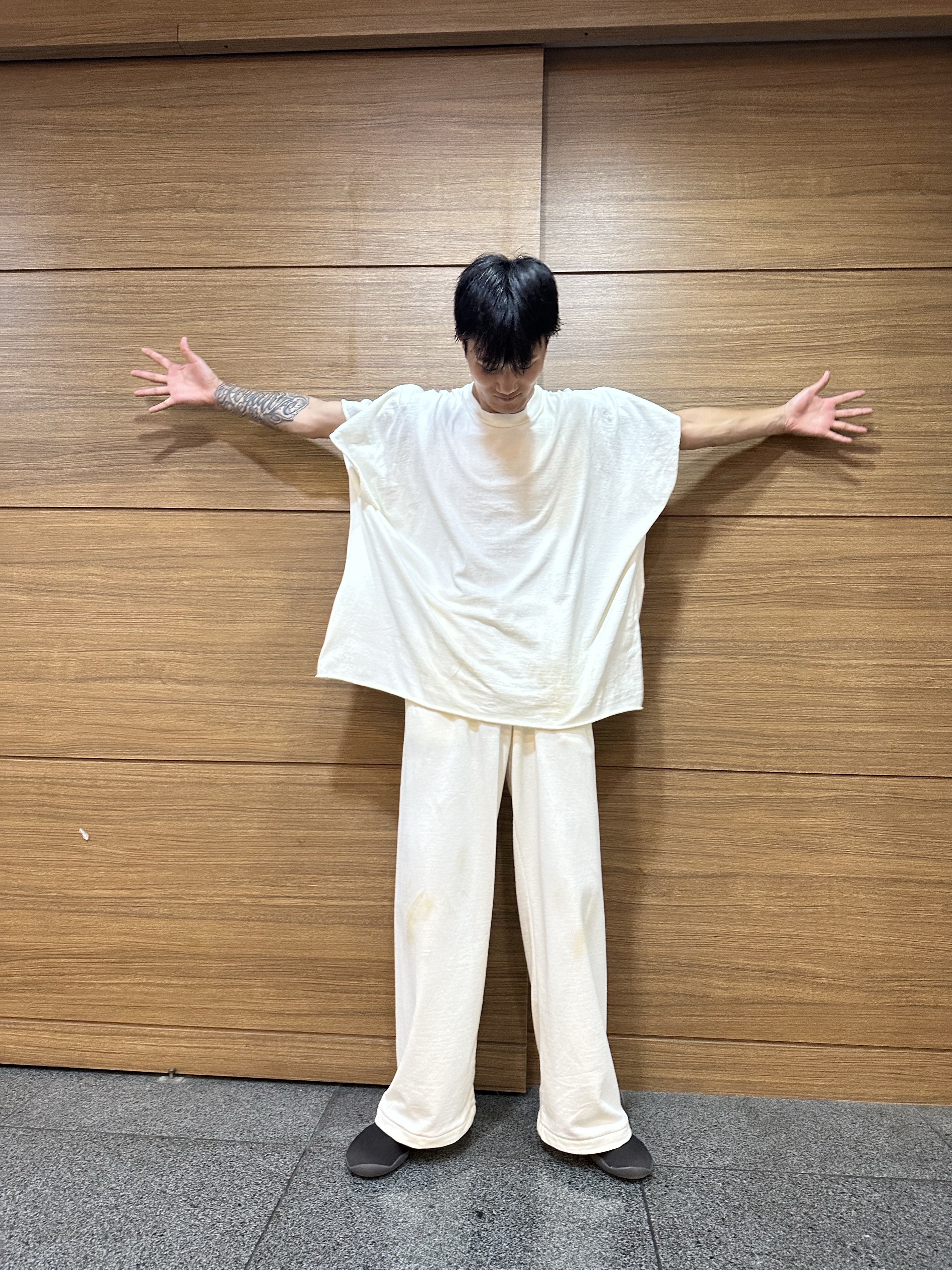 Yeezy YZY Pods Black 착용 스타일 - 1