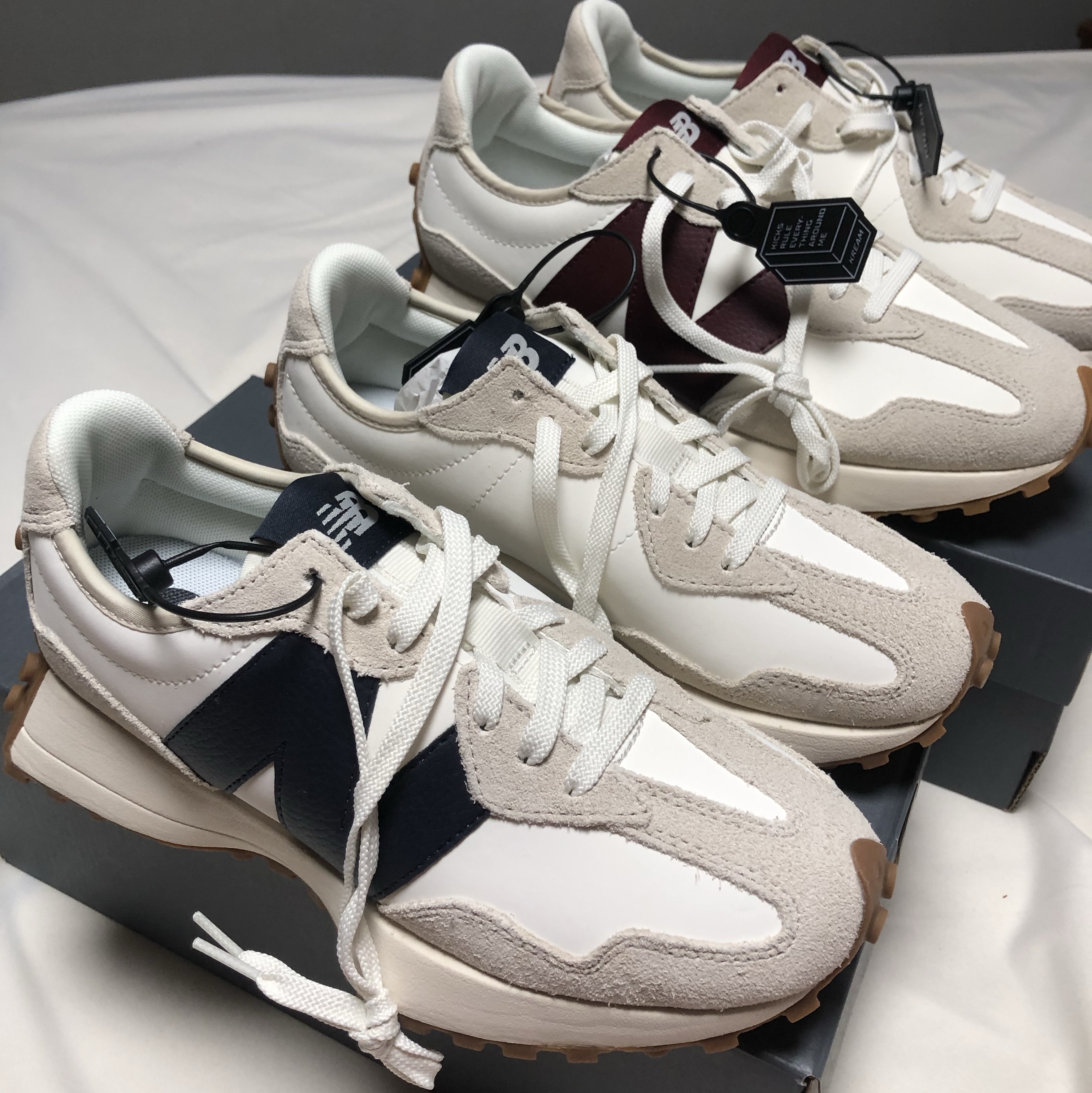 (W) New Balance 327 Burgundy, (W) New Balance 327 Beige Gum 착용 스타일 - 1
