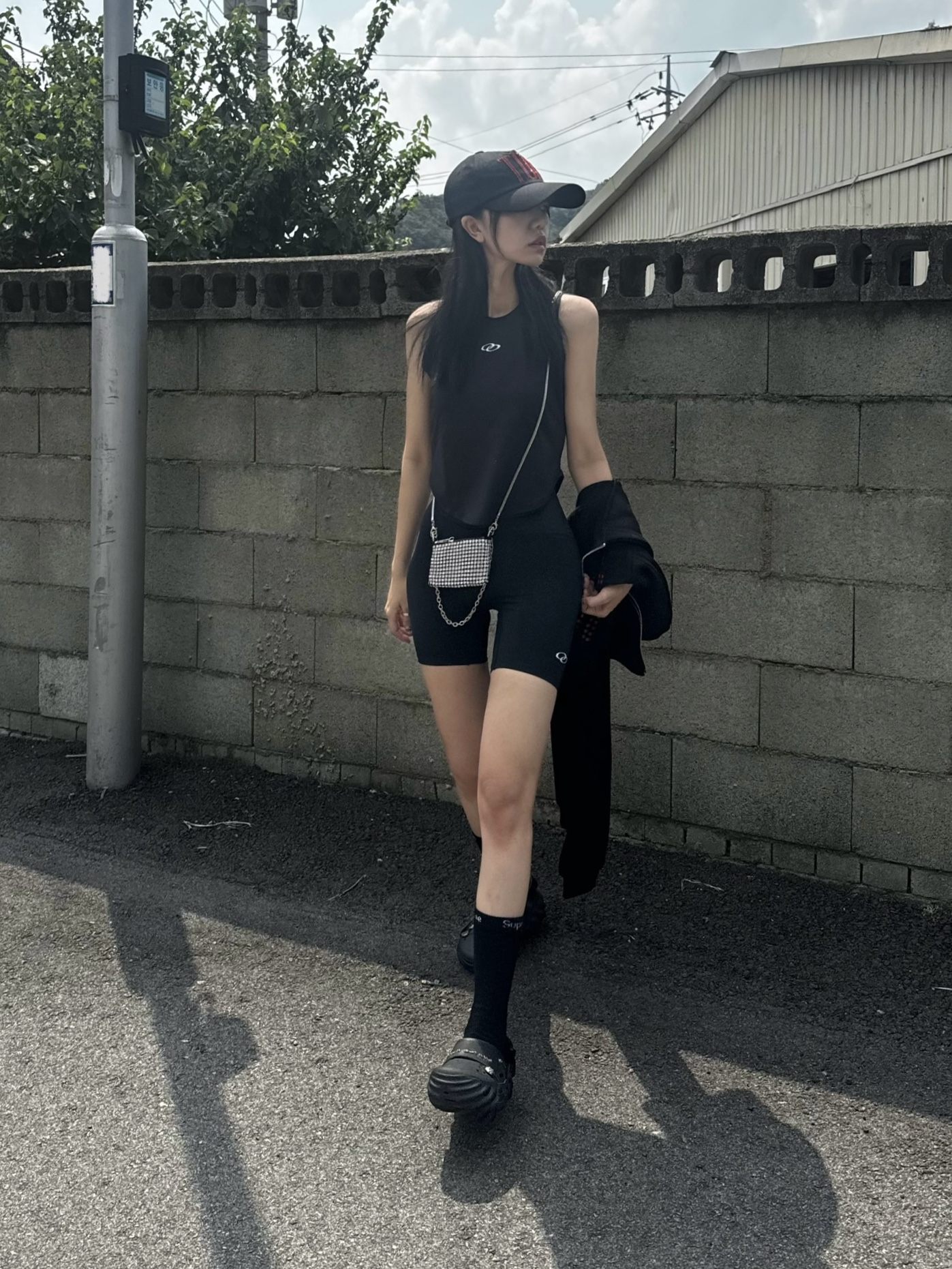 Crocs x Feng Chen Wang Echo Clog Black, Supreme Hanes Crew Socks Black (4 Pack) 착용 스타일