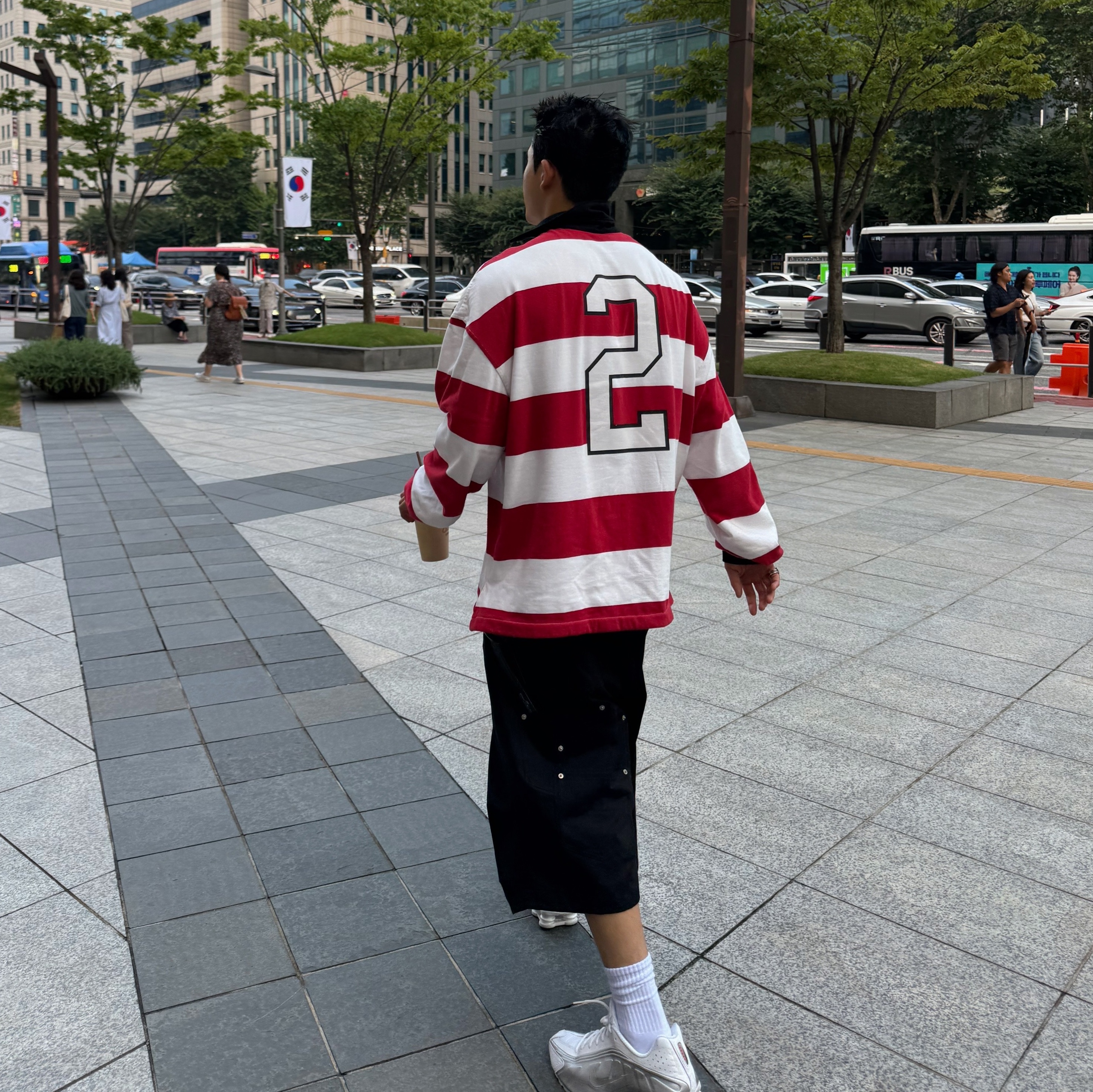 (W) Nike Shox R4 White Metallic Silver, Project G/R Drawn Back V-Neck Polo Shirts Red 착용 스타일 - 3