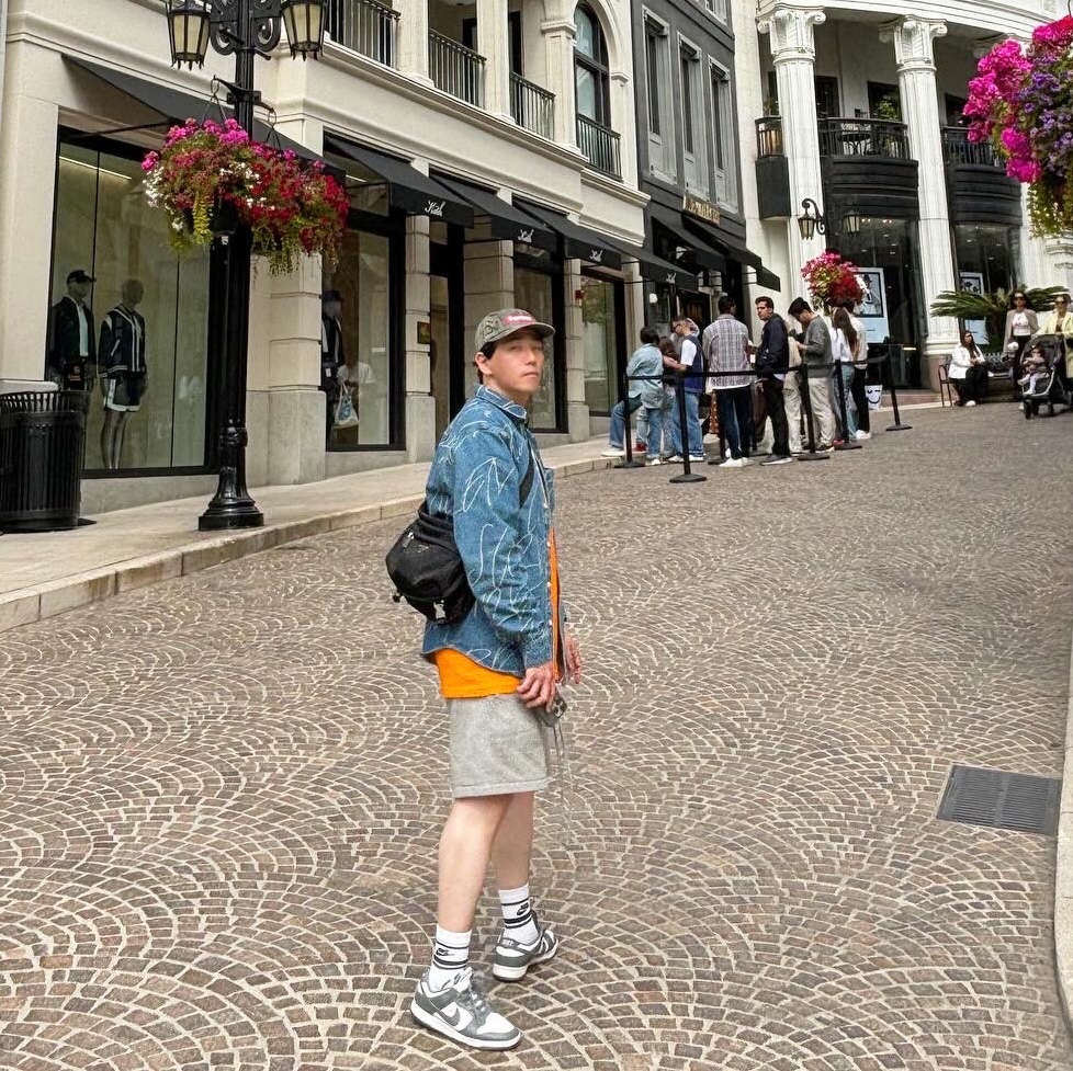 Supreme Handwriting Jacquard Denim Shirt Washed Indigo - 23FW, Supreme Crew 96 T-Shirt Orange - 24SS 착용 스타일