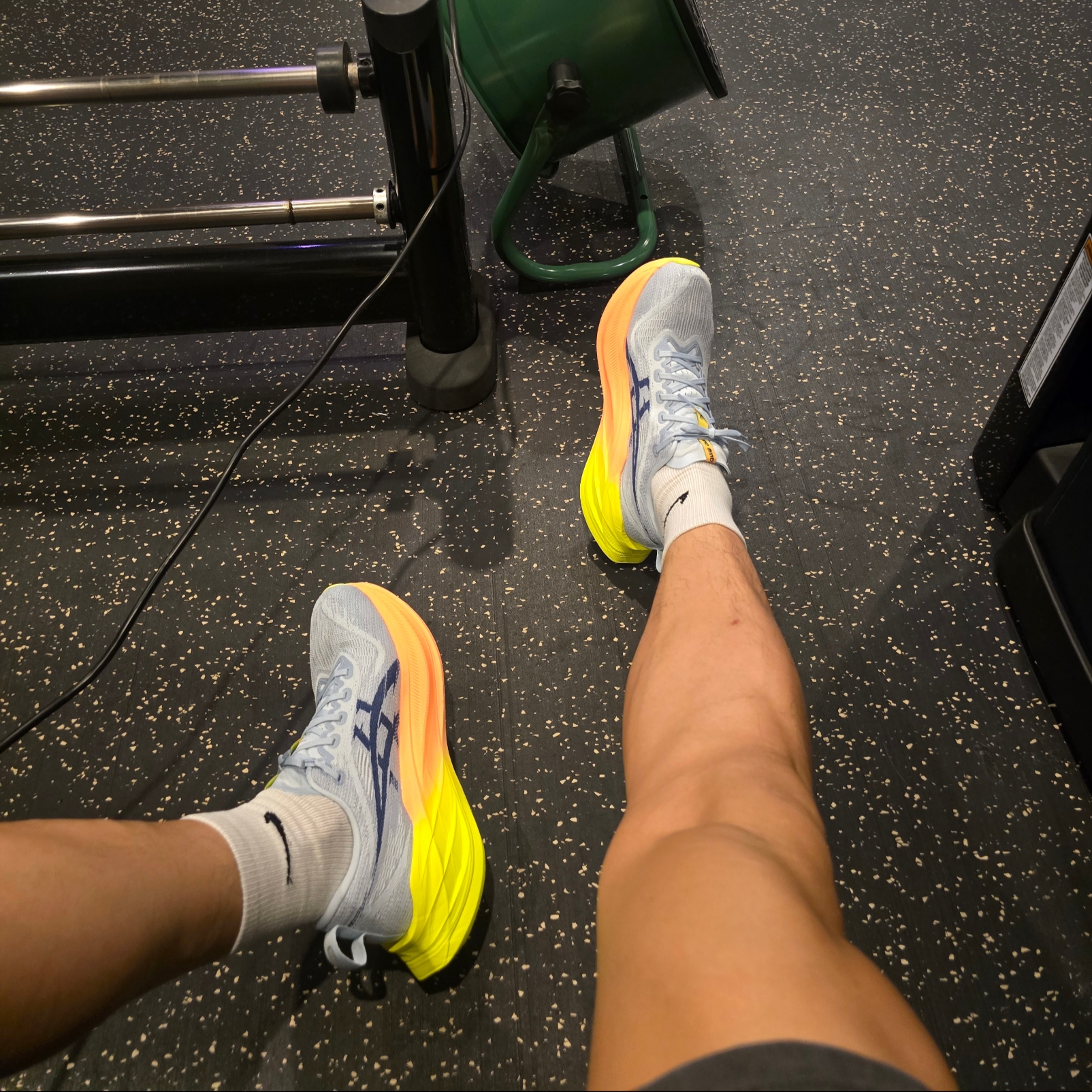 Asics Superblast 2 Paris Cool Grey Safety Yellow 착용 스타일 - 2
