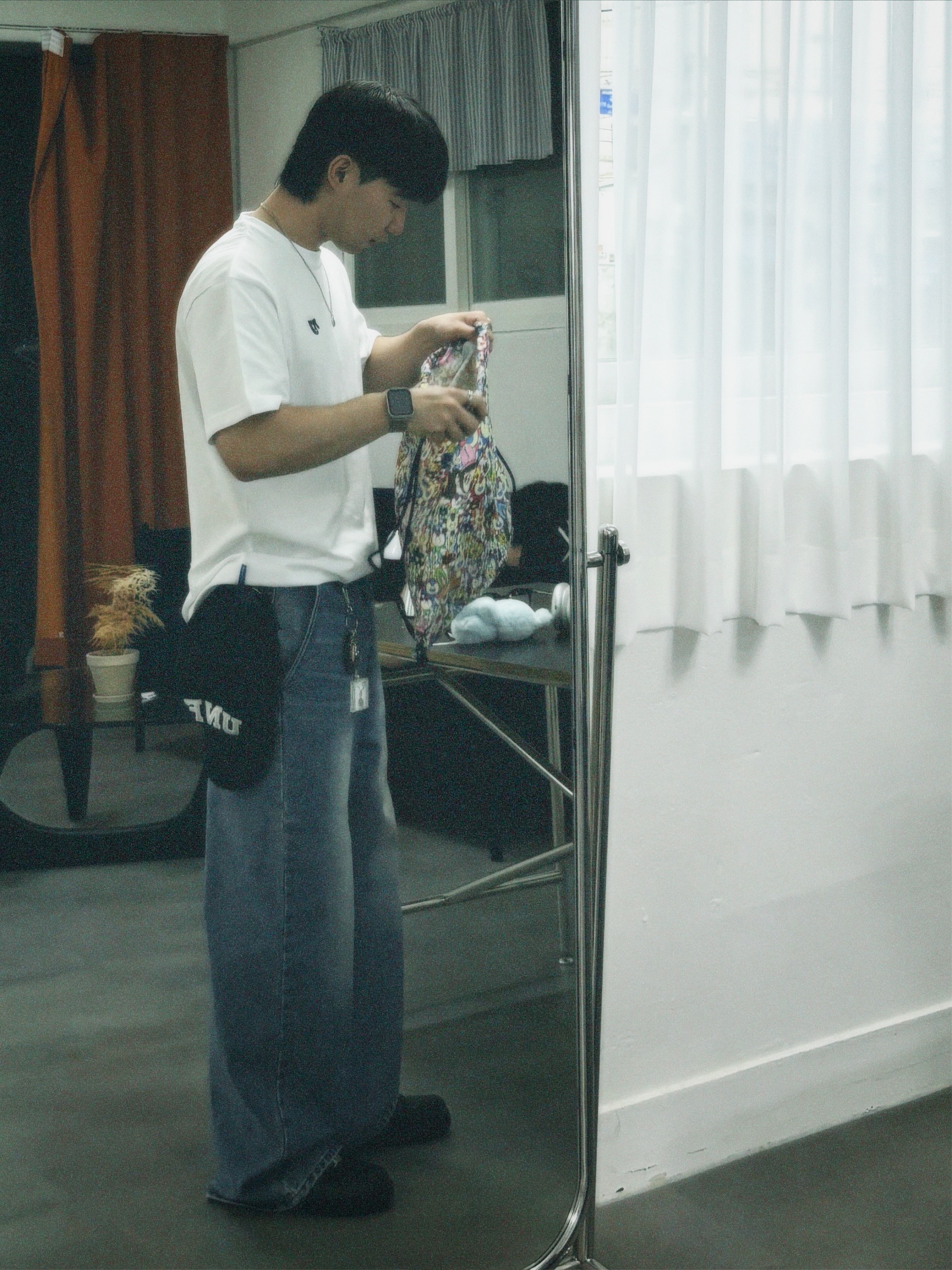NewJeans x Hiroshi Fujiwara Coller T-Shirt White Ver. 4, NewJeans Supernatural NJ x Murakami Drawstring Bag Ver. 착용 스타일 - 2