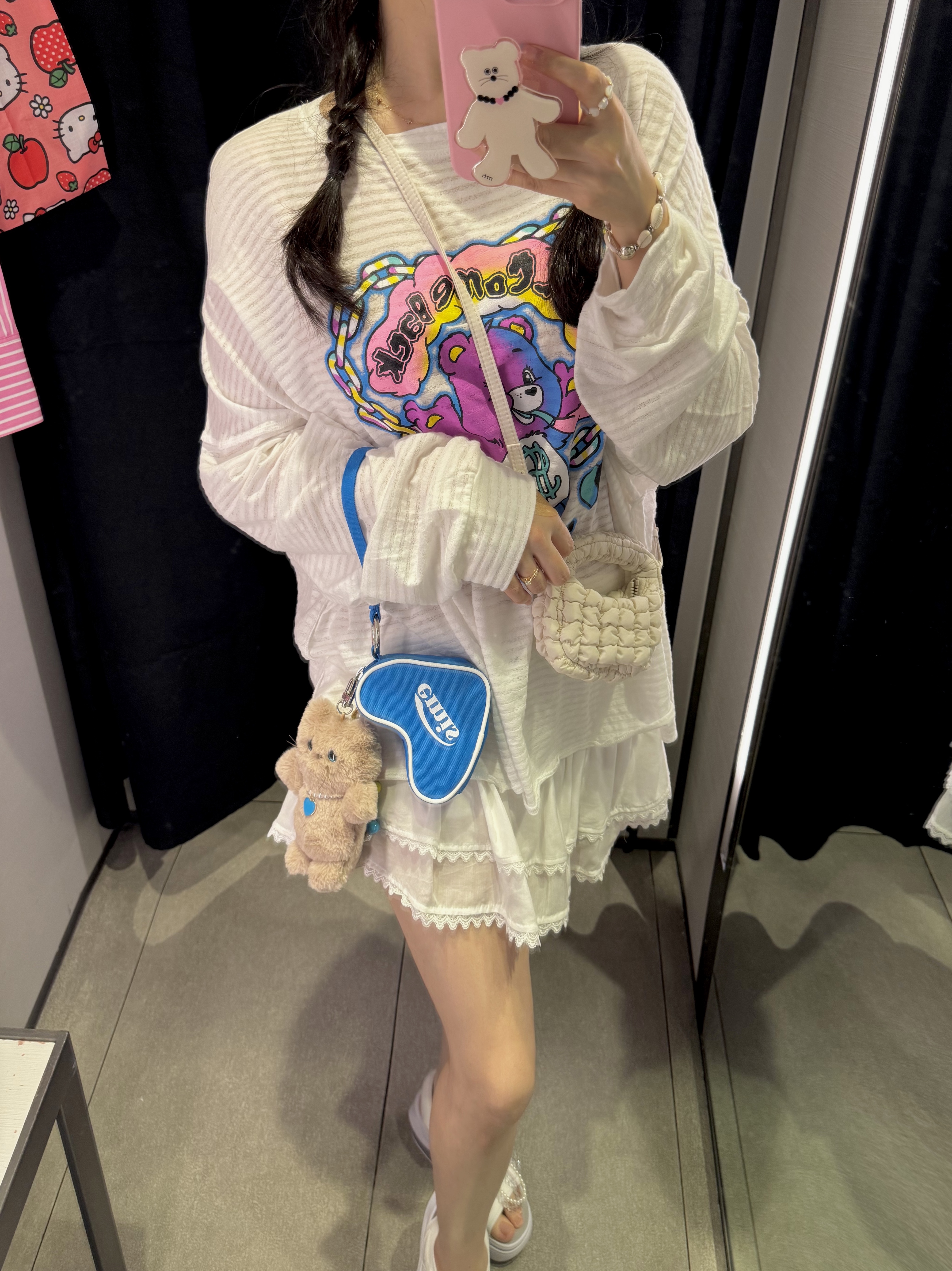 COS Quilted Nano Crossbody Bag Beige, Emis Heart Keyring Pouch Blue 착용 스타일 - 1