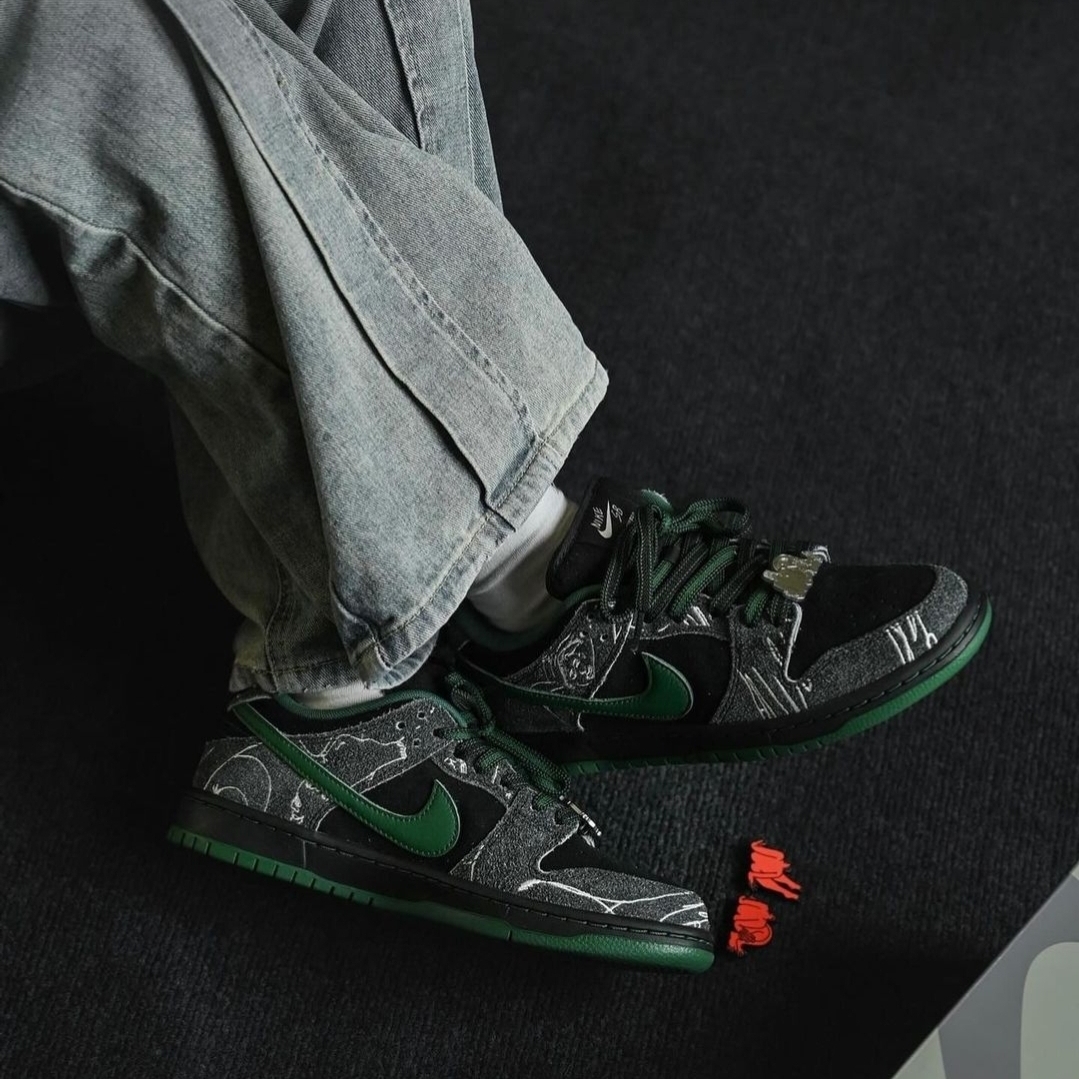 Nike x There SB Dunk Low Pro Anthracite and Gorge Green 착용 스타일