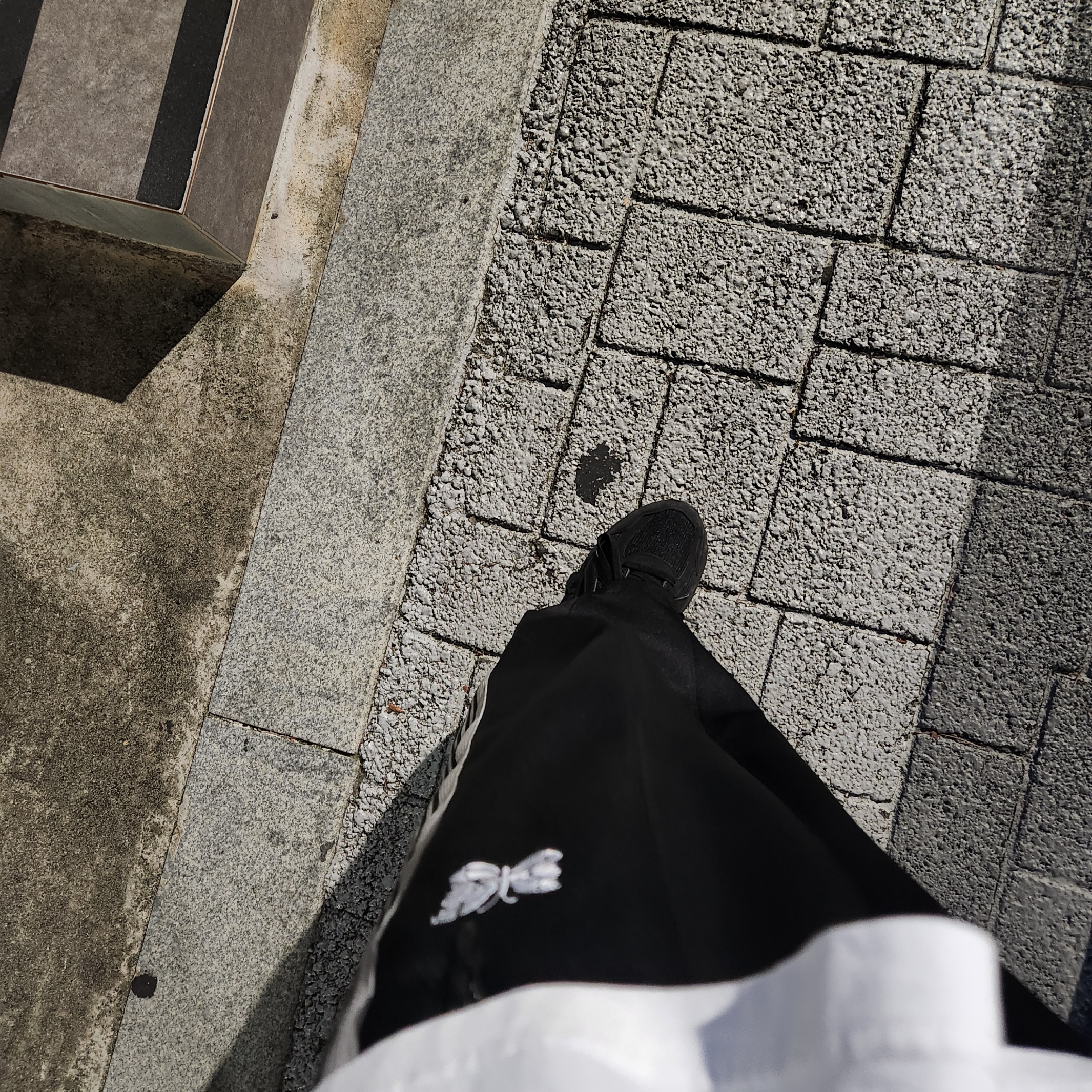 Asics Jog 100 2 Black, Needles x LHP H.D. Track Pants Poly Smooth Black White 착용 스타일