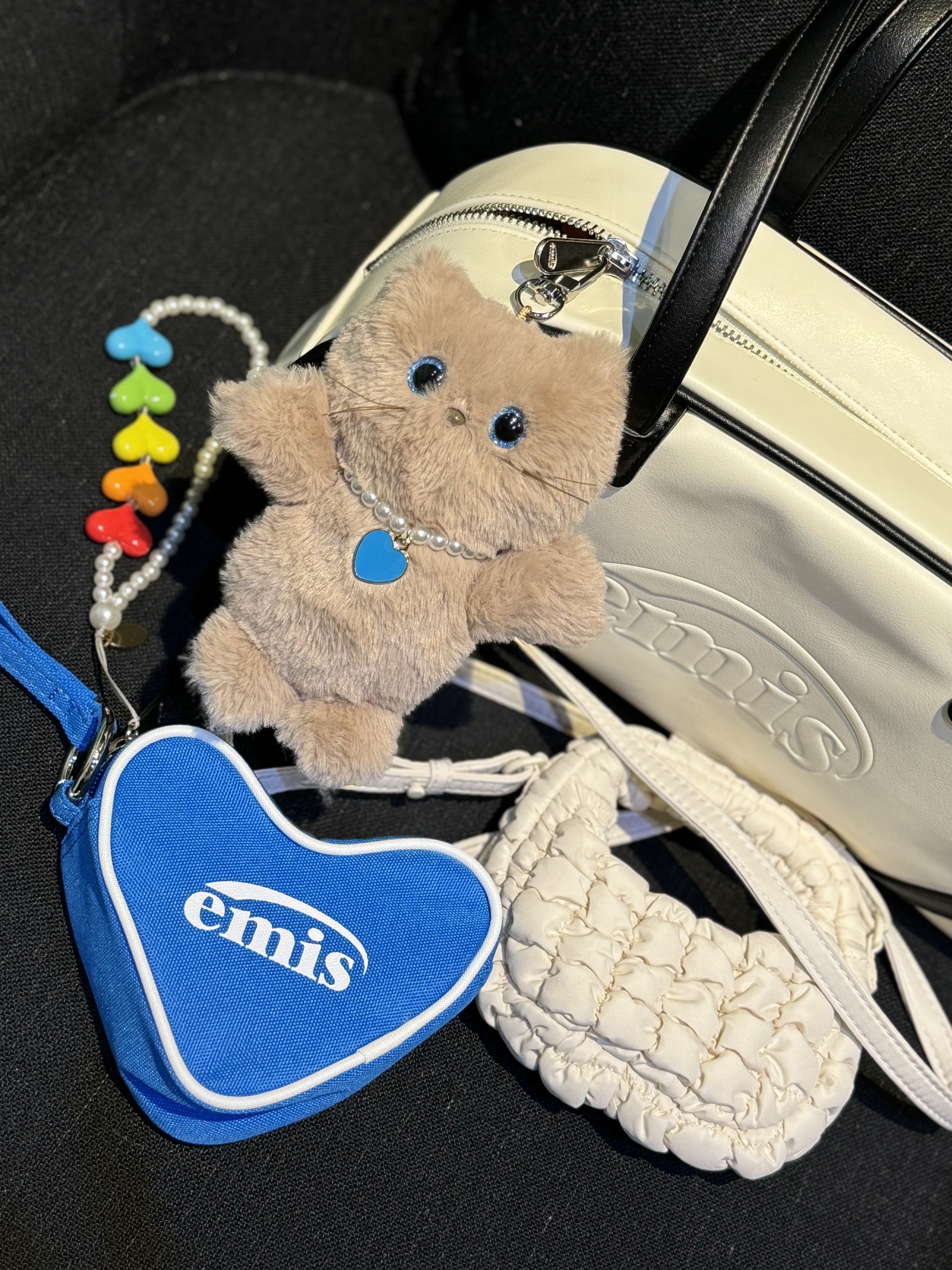 COS Quilted Nano Crossbody Bag Beige, Emis Heart Keyring Pouch Blue 착용 스타일 - 4