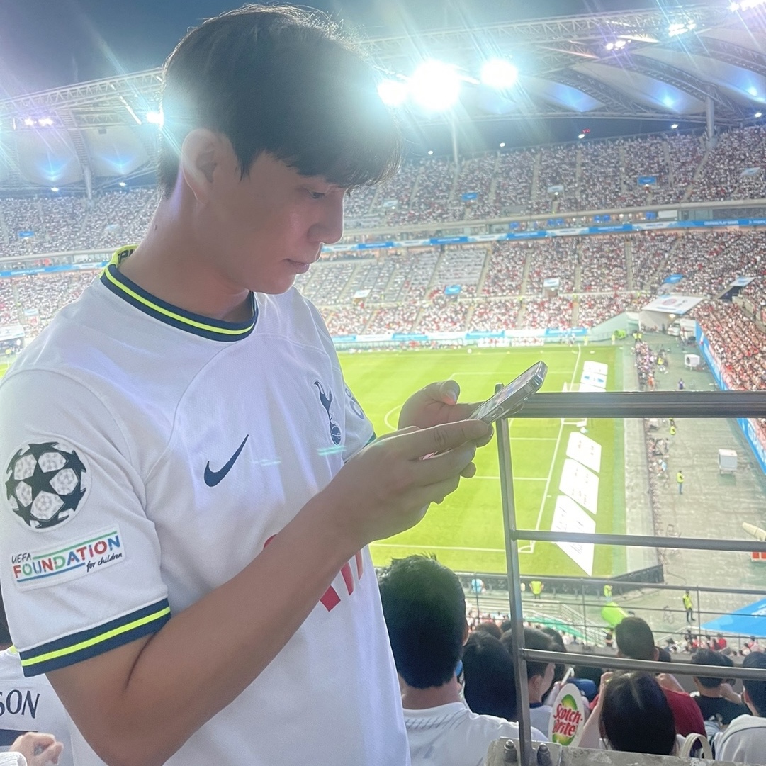 Nike Tottenham Hotspur 2022/23 Dri-Fit ADV Match Home Jersey White (Non Marking Ver.), Jordan 1 x Travis Scott Retro Low OG SP Sail and Ridgerock 착용 스타일 - 1