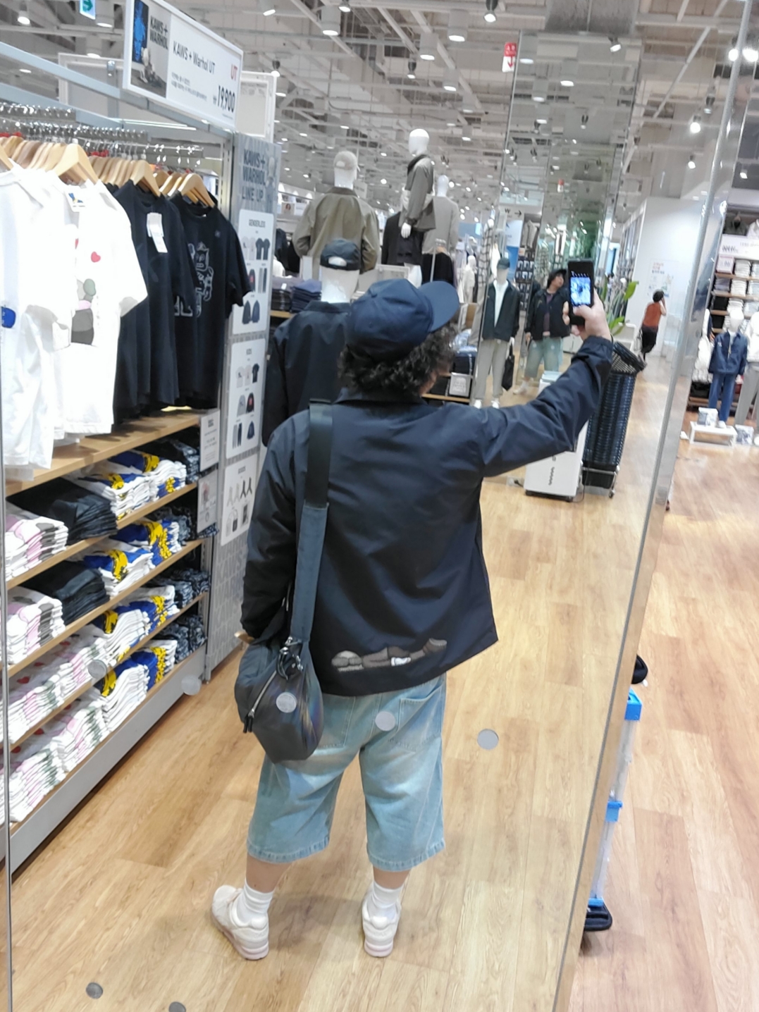 Asics Gel-Lyte V Vanilla Cream, Uniqlo UT x Kaws x Warhol Coach Jacket Navy 착용 스타일 - 2