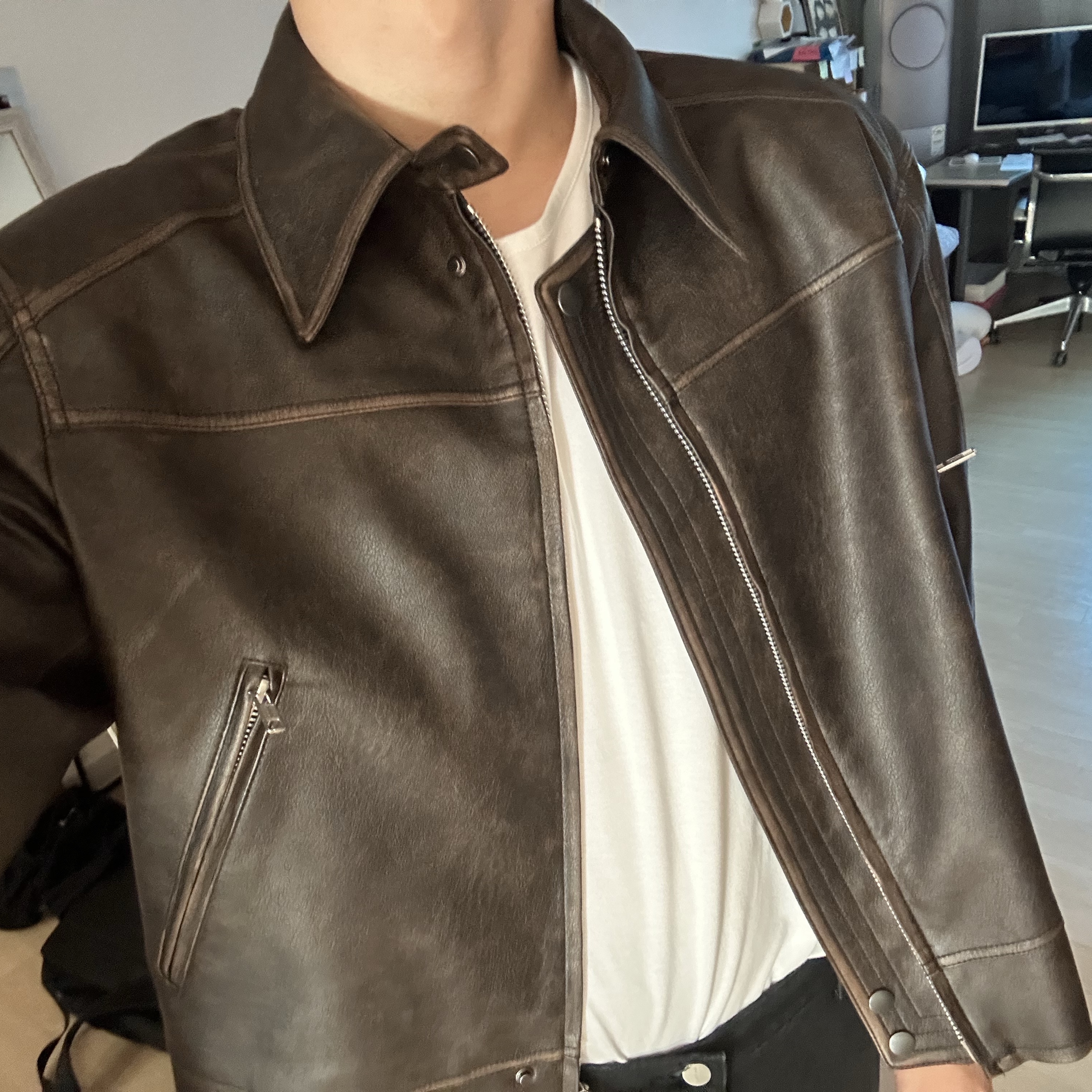 Haleine 3D Distressed Faux Leather Jacket Brown (VJ302), Haleine Carpenter Cargo Washed Jean Black 착용 스타일 - 3