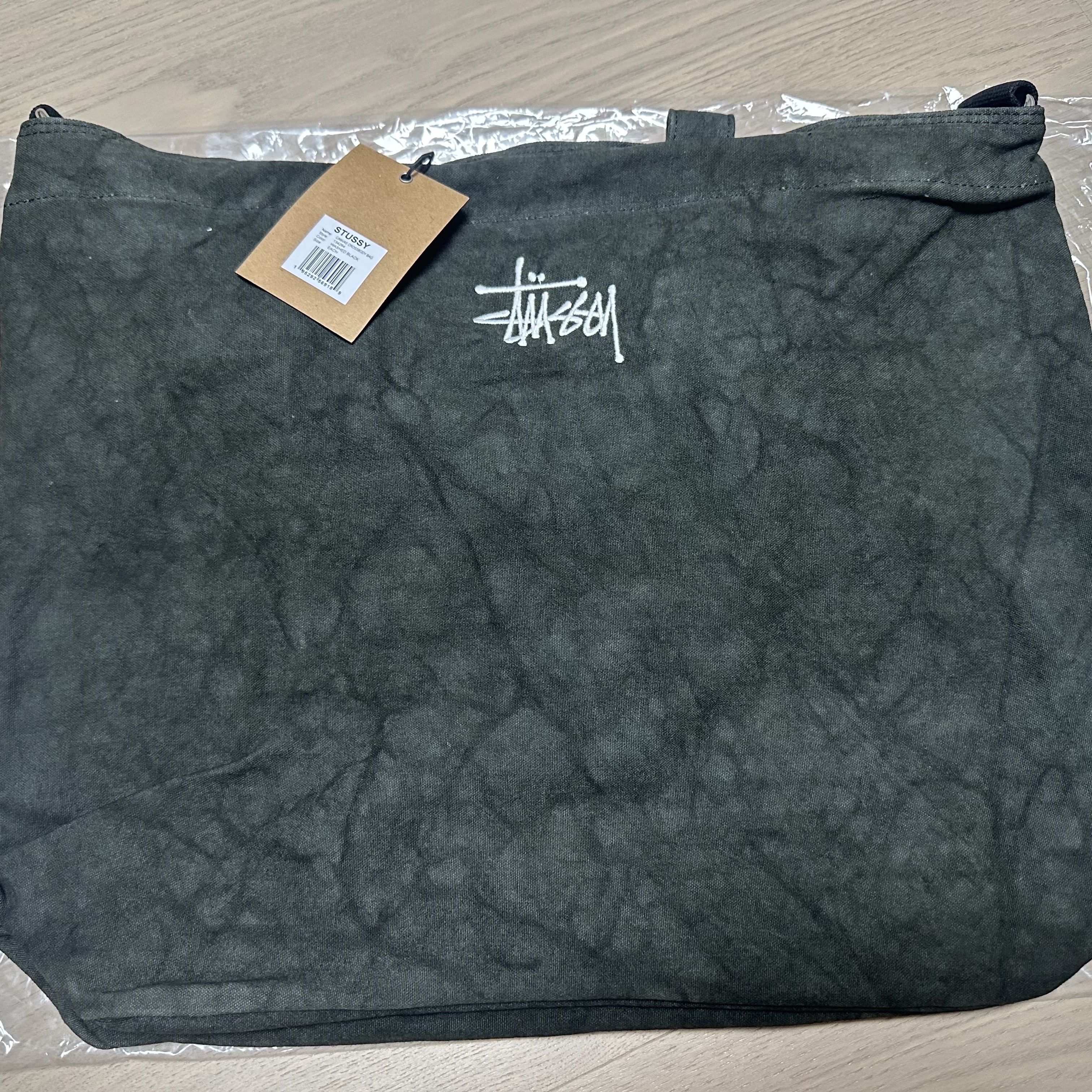 Stussy Canvas Crossbody Bag Washed Black 착용 스타일 - 1