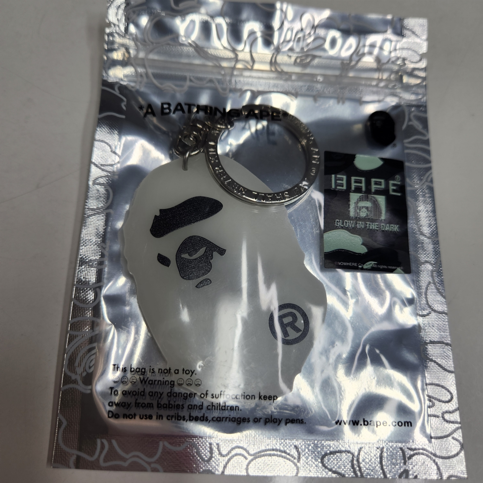 BAPE Glow In The Dark Ape Head Keychain White Green 착용 스타일