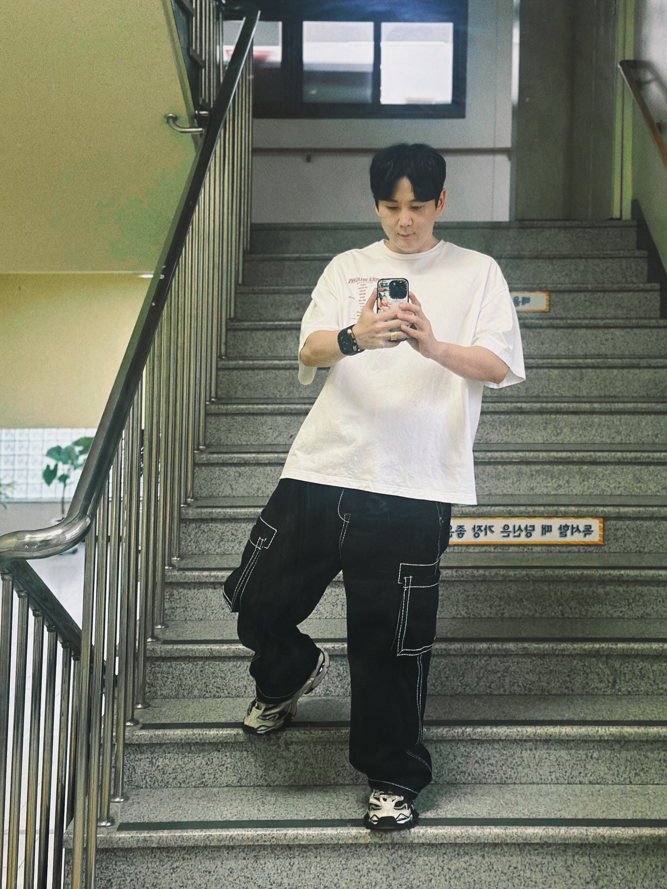 True Religion Classic Cargo Pants Mk-1 Black, True Religion TR World Tour T-Shirt White 착용 스타일