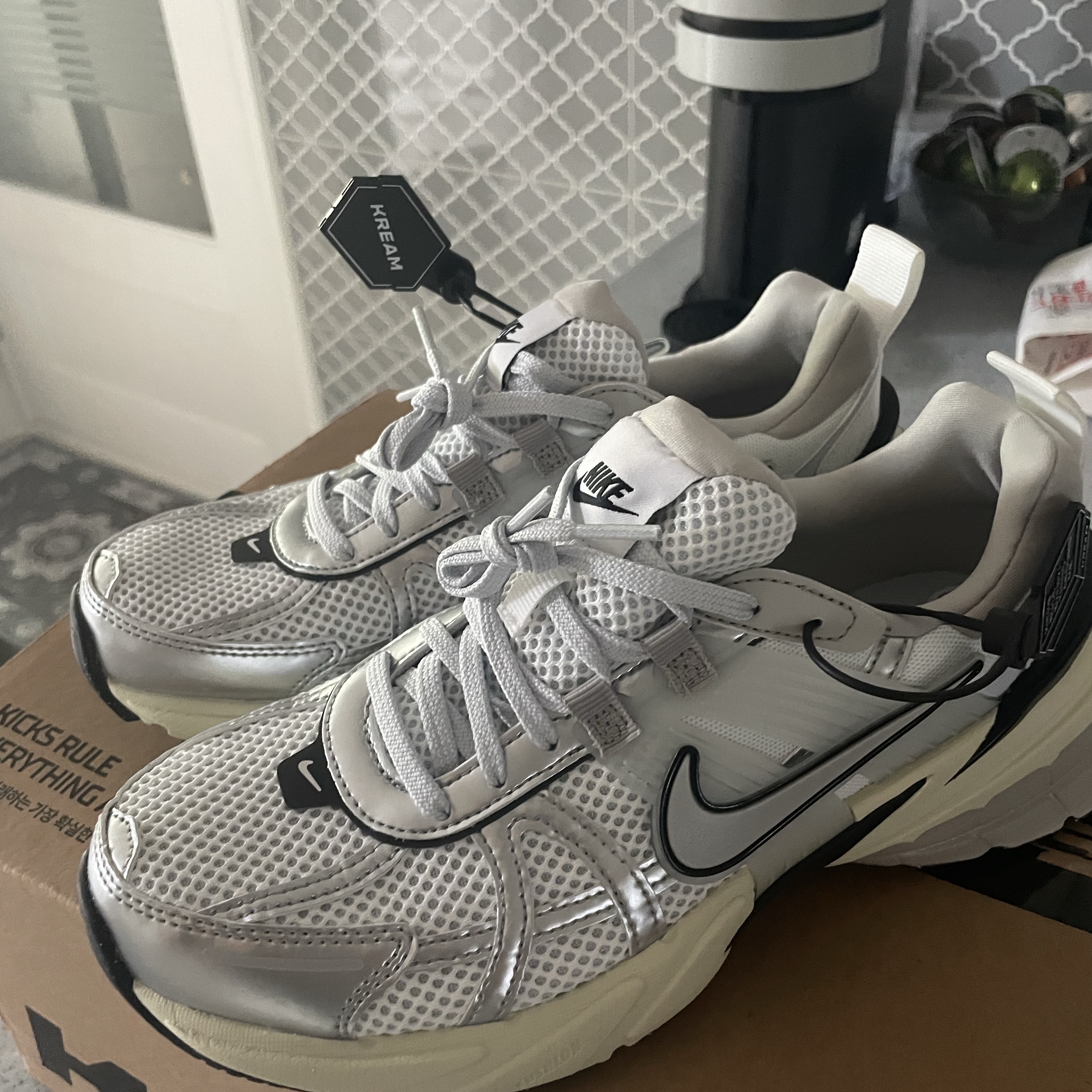 Nike V2K Run Summit White Metallic Silver 착용 스타일 - 2