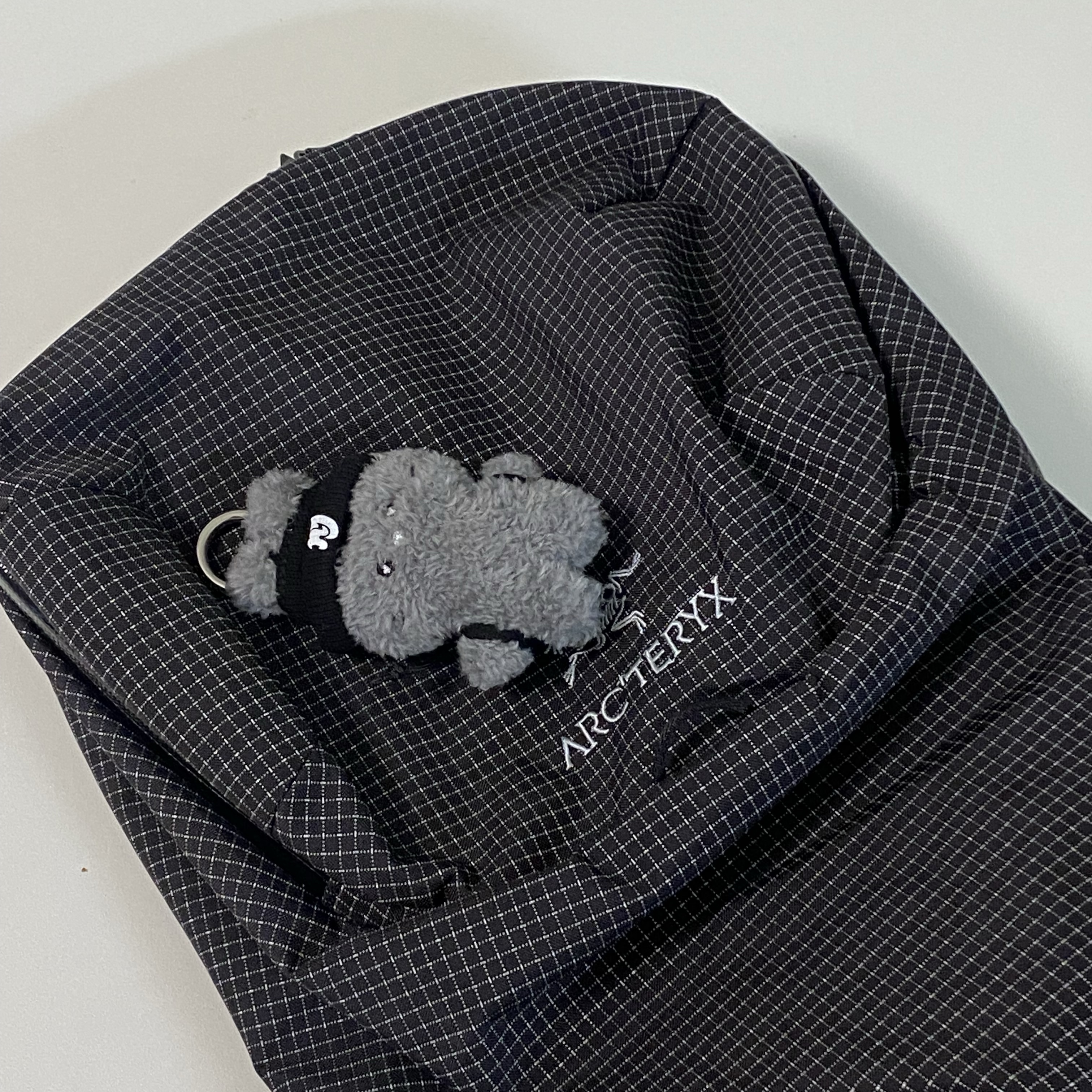 NewJeans Bunini Mini Costume Keyring Gray, Arc'teryx Konseal 15 Backpack Black 착용 스타일 - 1