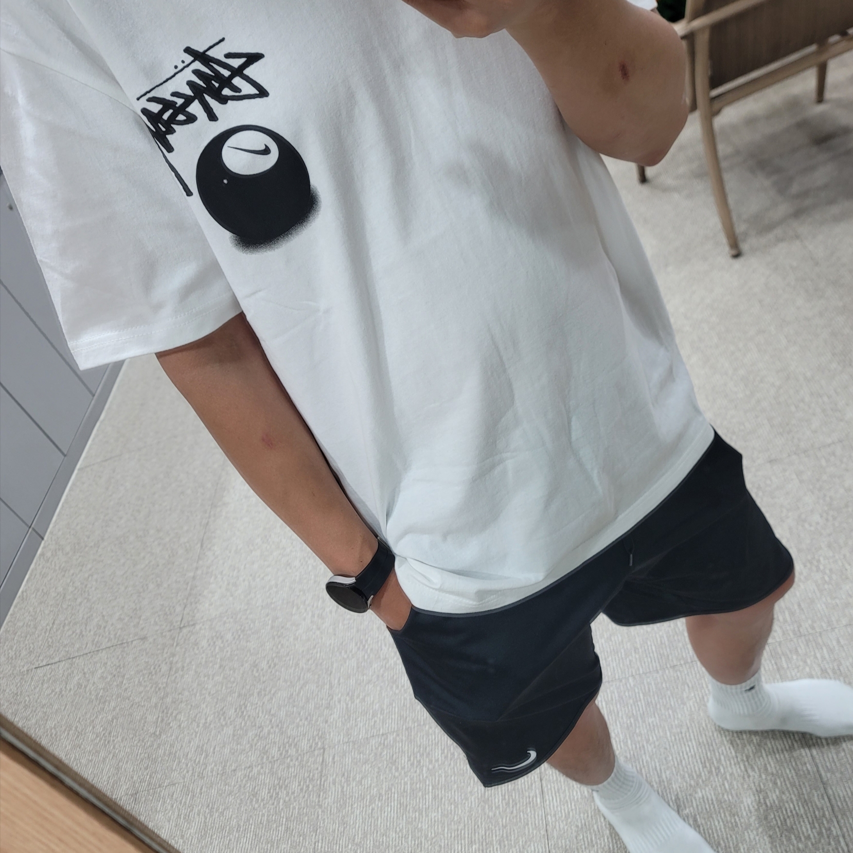 Nike x Stussy NRG FL SS 8 Ball T-Shirt White (DO9322-100), Jordan 1 Mid Black Fire Red 착용 스타일 - 1