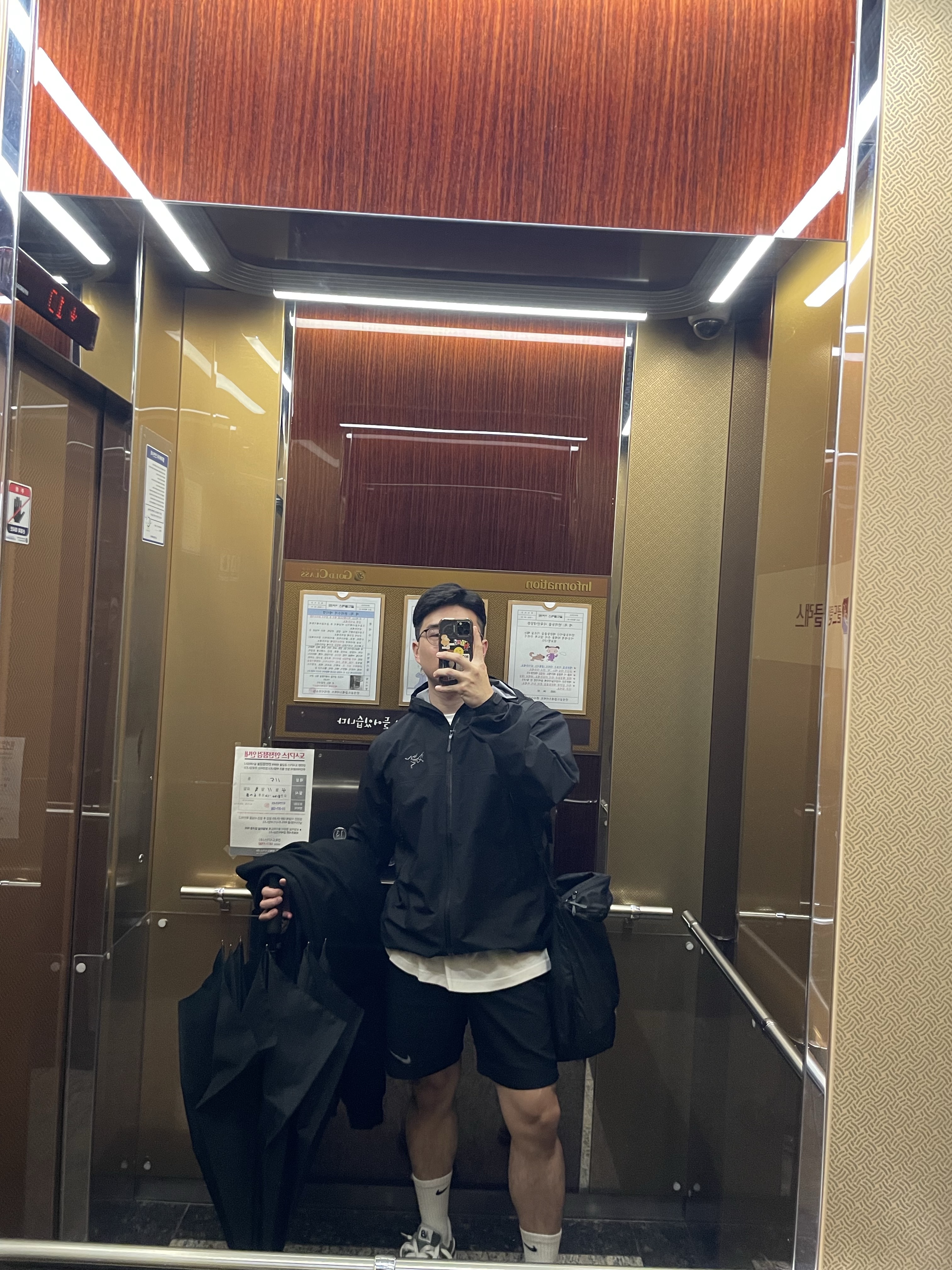 Arc'teryx Beta Jacket Black, New Balance 990v1 Made in USA Grey White 착용 스타일