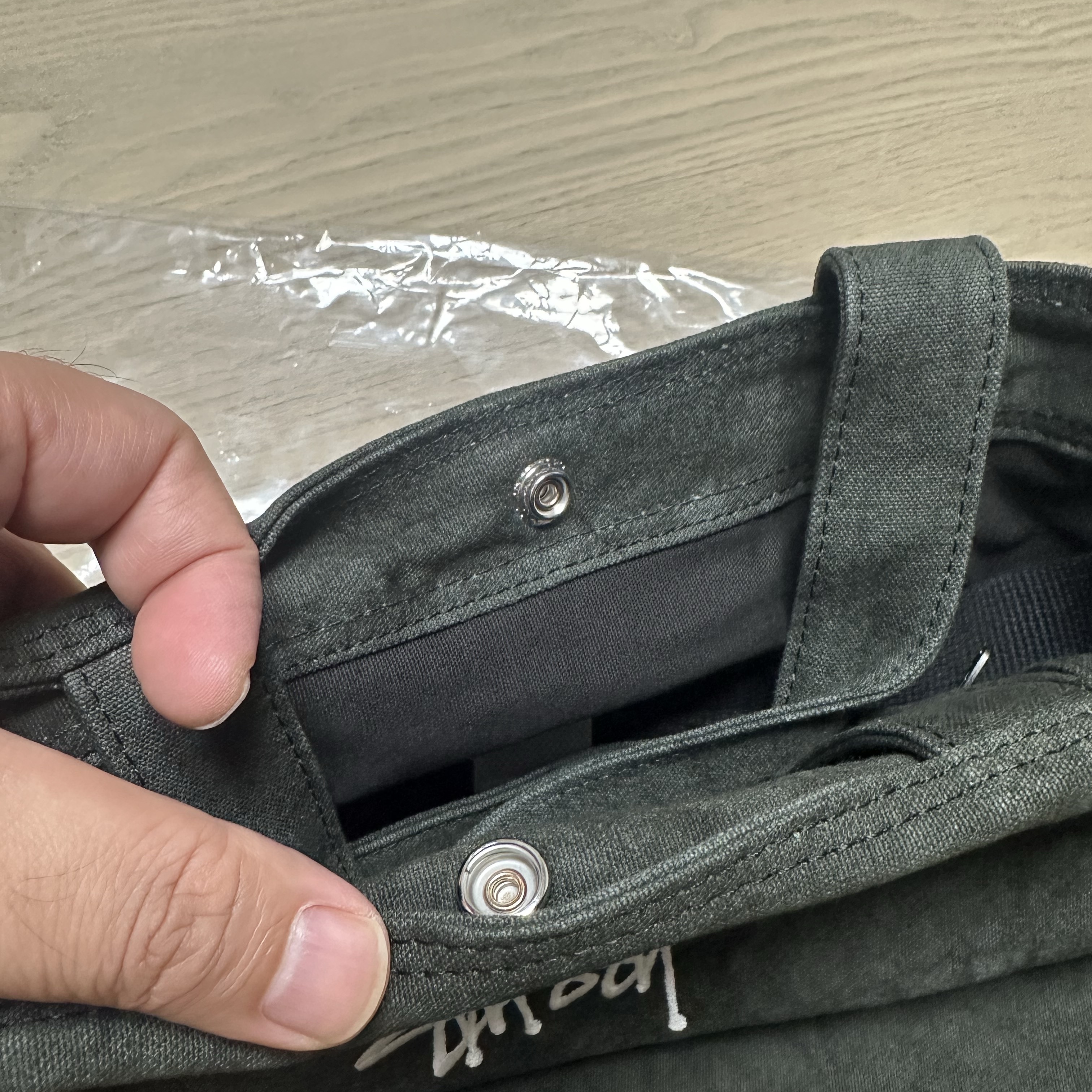 Stussy Canvas Crossbody Bag Washed Black 착용 스타일 - 2